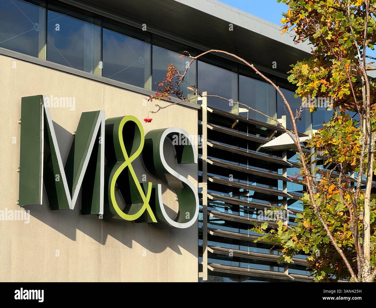 Marks e il logo Spencer al flagship store di Cheshire, Inghilterra - Immagine stock catturata con smartphone