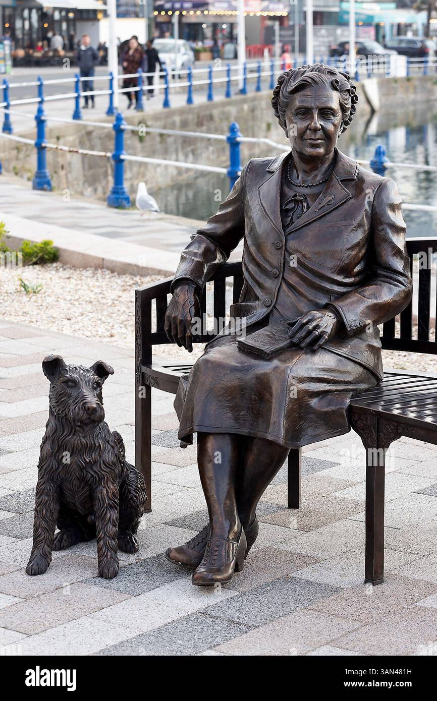 La presentazione ufficiale della nuova scultura di Agatha Christie al Harbourside di Torquay, Devon, Regno Unito, da parte di suo nipote Matthew Pritchard. L'evento è Foto Stock