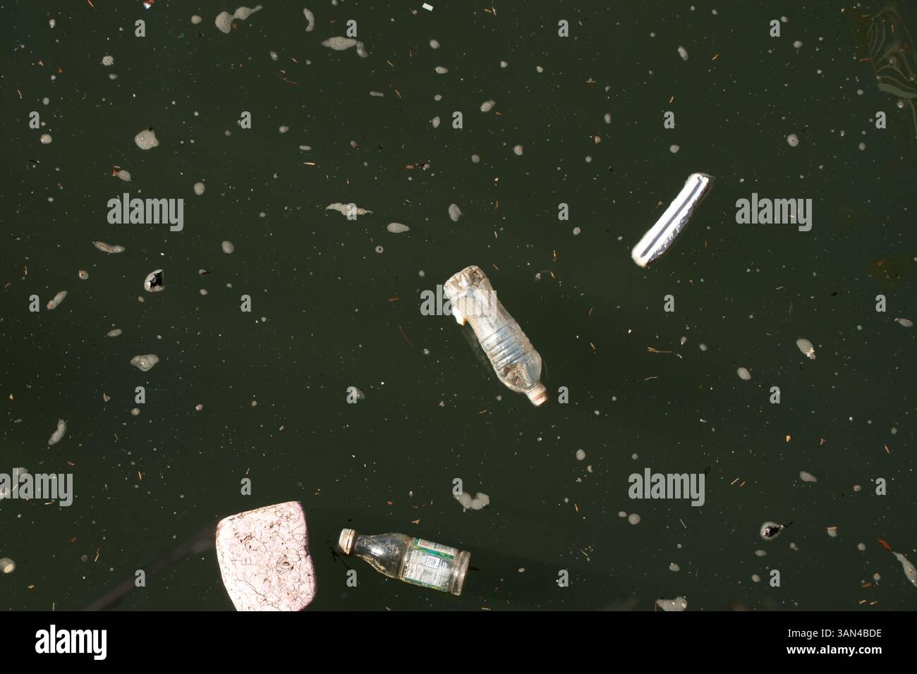 La spazzatura di plastica nell'oceano mostra il problema mondiale dell'inquinamento idrico. I rifiuti scartati danneggiano pesci, uccelli e persone. Aree urbane come New York Foto Stock