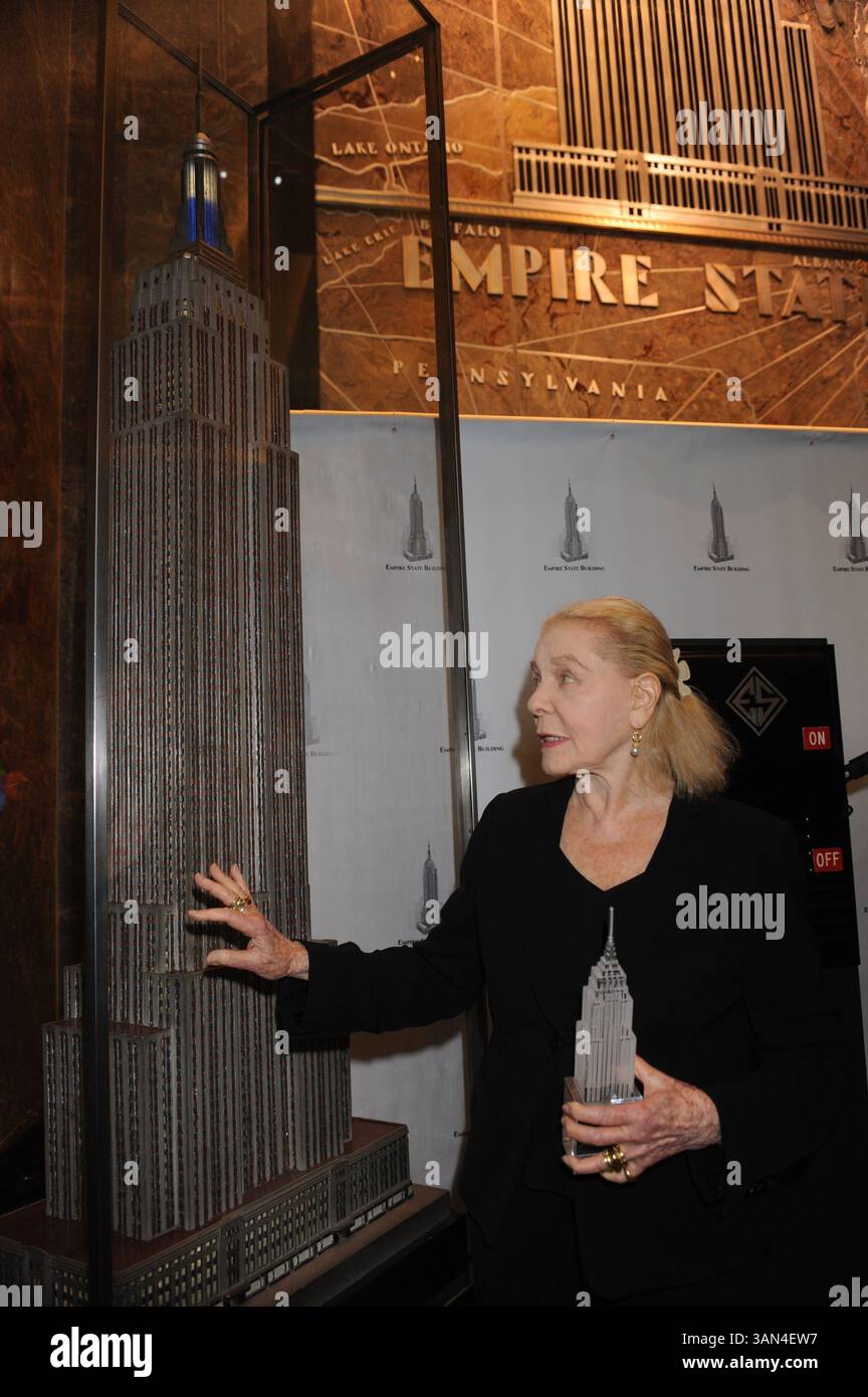 2 ottobre 2009 - Manhattan, New York, USA - LAUREN BACALL illumina e visita l'Empire State Building per celebrare il 125° anniversario dell'American Academy of the Dramatic Arts (Credit Image: ZUMApress.com) Foto Stock