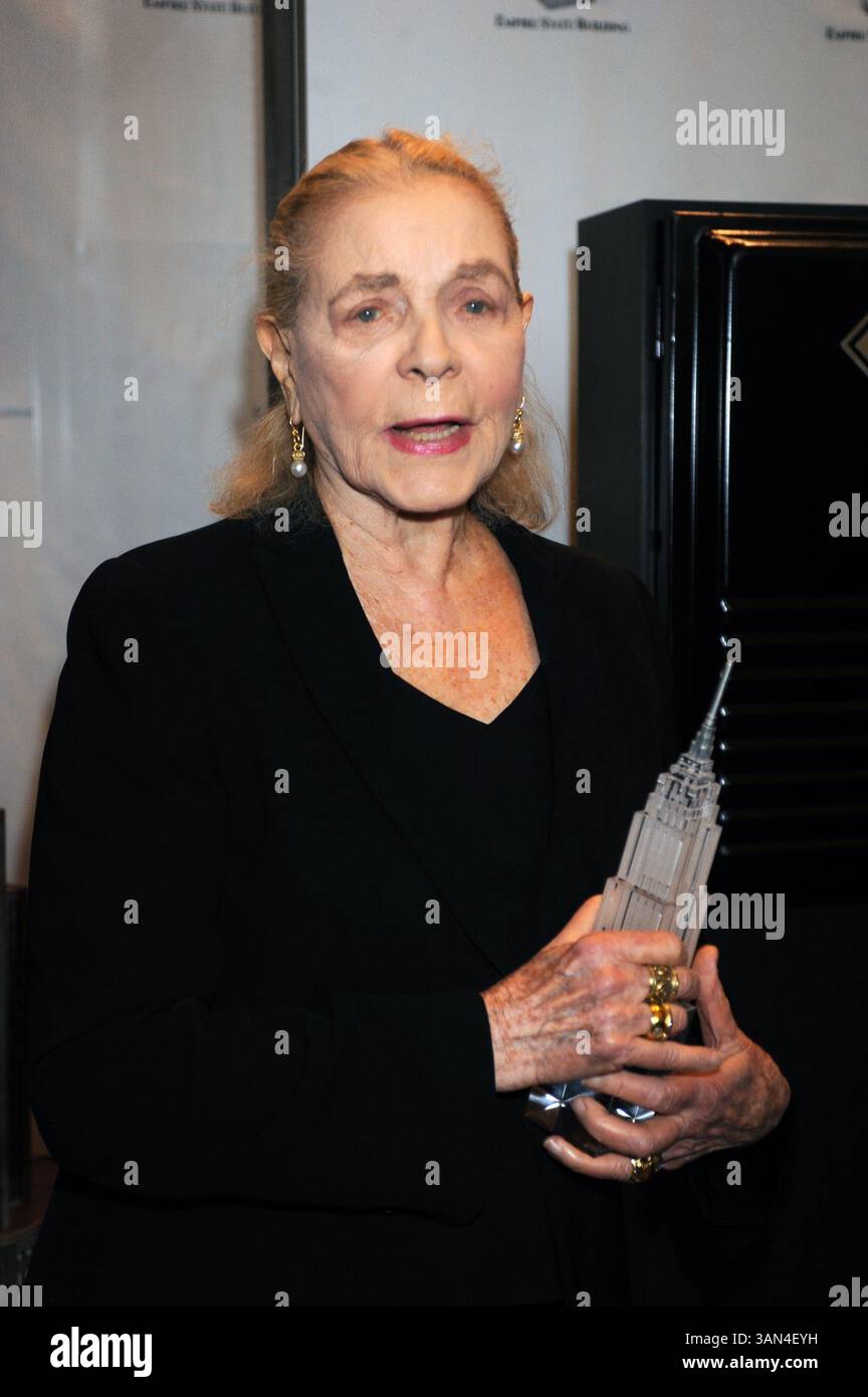 2 ottobre 2009 - Manhattan, New York, USA - LAUREN BACALL illumina e visita l'Empire State Building per celebrare il 125° anniversario dell'American Academy of the Dramatic Arts (Credit Image: ZUMApress.com) Foto Stock