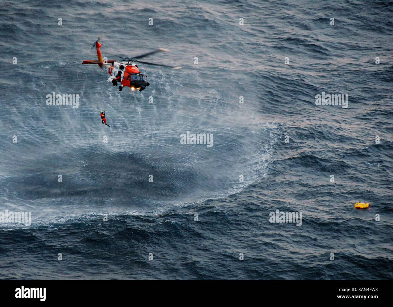 21 aprile 2010 - Kodiak, Alaska, Stati Uniti - l'equipaggio di un elicottero MH-60 Jayhawk con base a Kodiak recupera il nuotatore di salvataggio dopo aver salvato con successo quattro membri dell'equipaggio di Northern Belle da una zattera sganciata dall'equipaggio di un aereo HC-130 Hercules dalla stazione aerea di Kodiak, il campo di detriti e l'acqua 50 miglia a sud di Monatgue Island. L'equipaggio di Northern Belle ha emesso una chiamata di sindaco e ha abbandonato la nave di 75 piedi con base a Seattle nelle acque fredde del Golfo dell'Alaska poco dopo le 17:30 (immagine di credito: © Petty Officer 1st Class Sara Francis/U.S. Guardia costiera/ZUMApress.com) Foto Stock