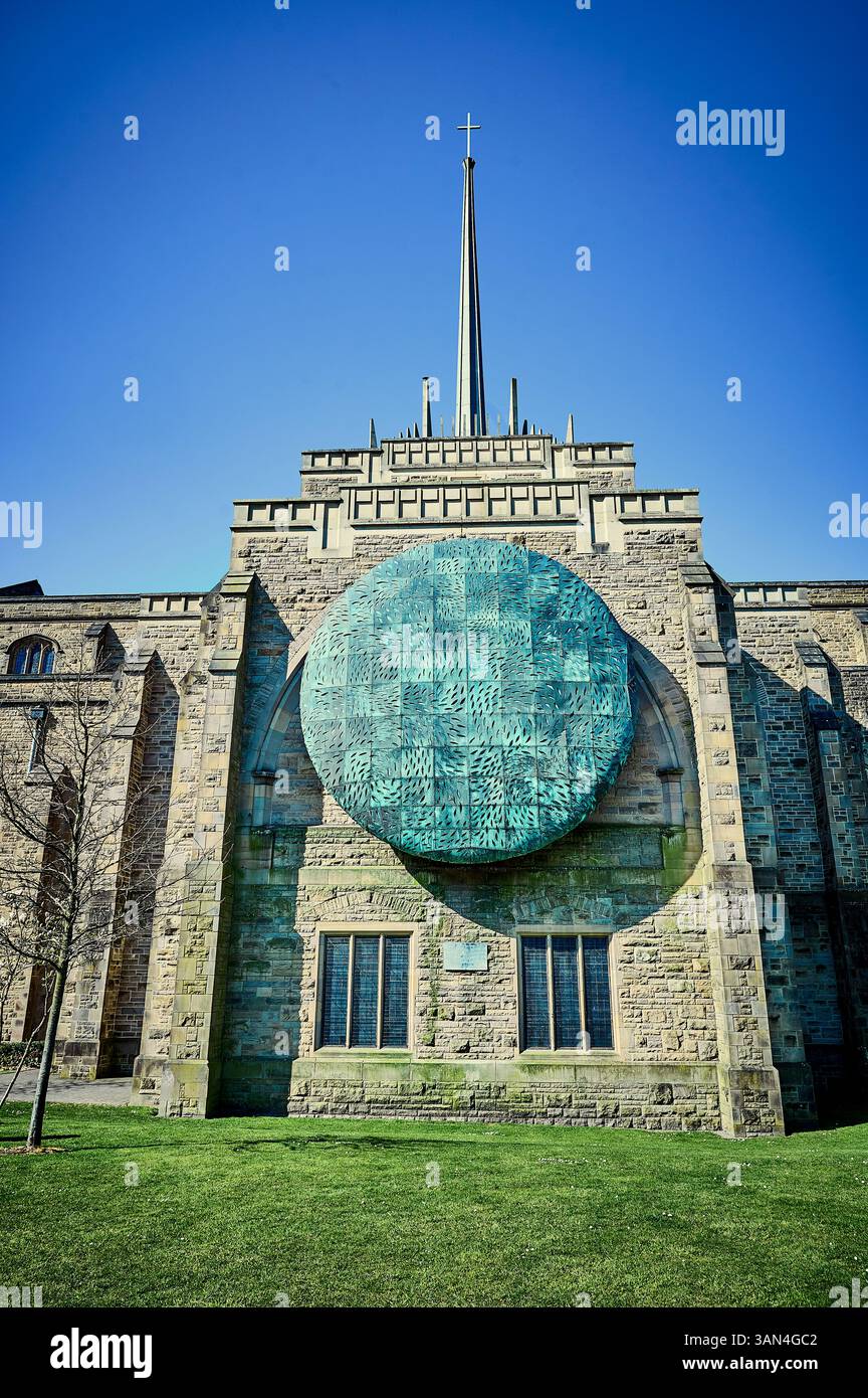 Restauro dell'opera d'arte Healing of the Nation sulla parete della cattedrale di Blackburn Foto Stock