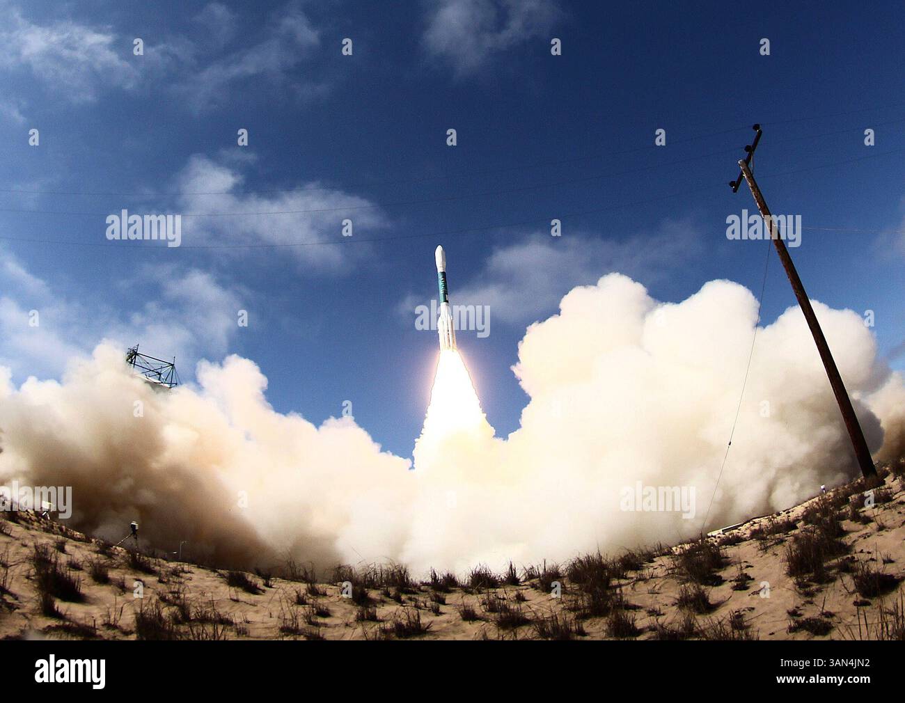 8 ottobre 2009 - Vandenberg Air Force base, California, Stati Uniti - Un Boeing Delta 2 Rocket decolla alle 11:51 AM con World View-2, un satellite commerciale per la visione del pianeta per la mappatura e il monitoraggio ad alta risoluzione. (Immagine di credito: © Gene Blevins/ZUMApress.com) Foto Stock