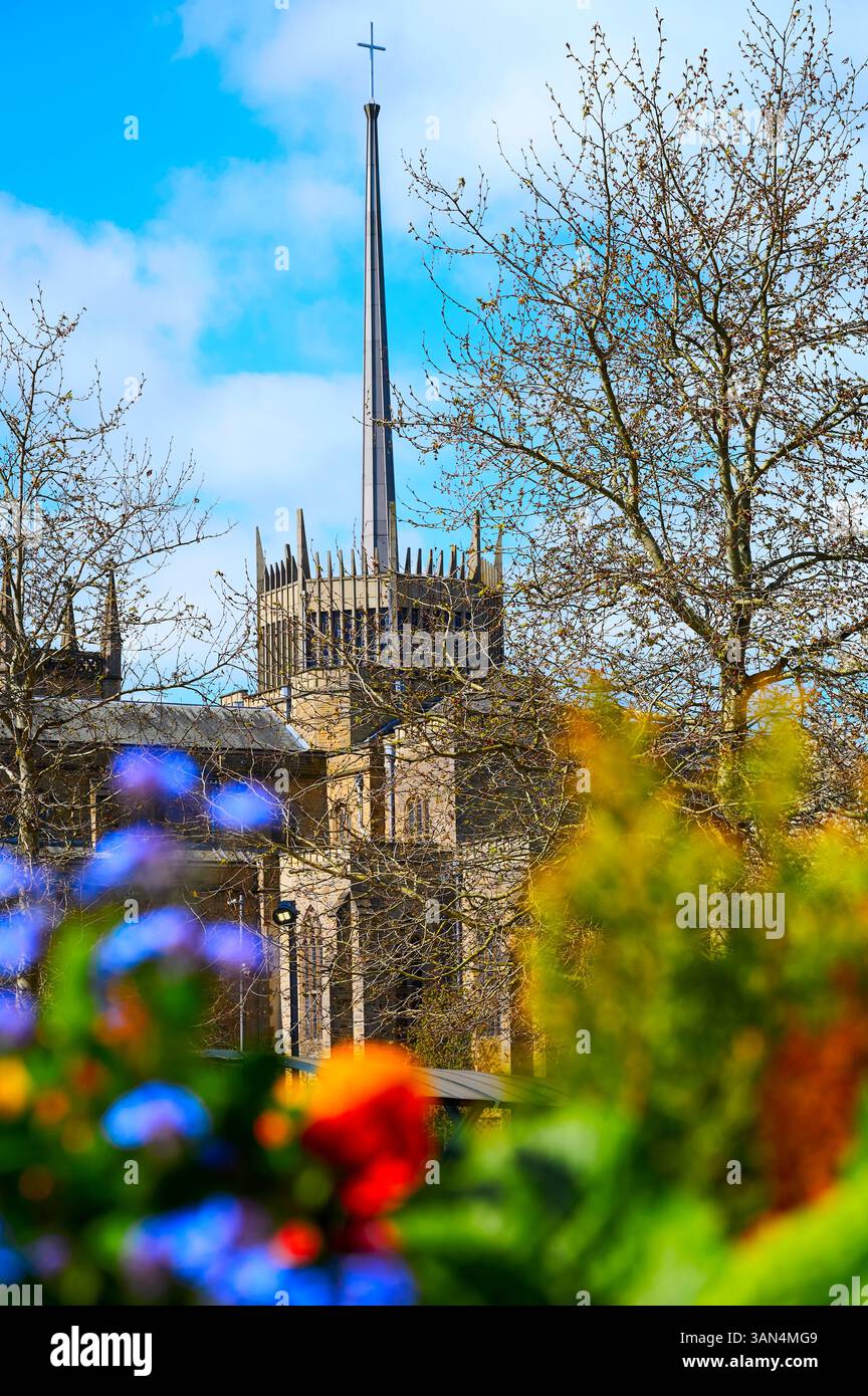 Cattedrale di Blackburn incorniciata da colorati fiori primaverili Foto Stock