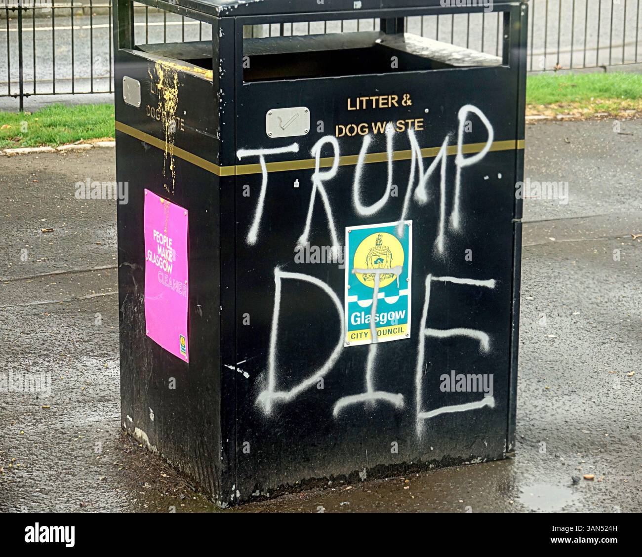 Glasgow, Scozia, Regno Unito. 14 aprile 2025. Trump Die graffitti è stato puntato su un cestino per rifiuti di council Street nella zona dei boschi di cavalieri di glasgow, sulla strada per gli altopiani occidentali. Credit Gerard Ferry/Alamy Live News Foto Stock