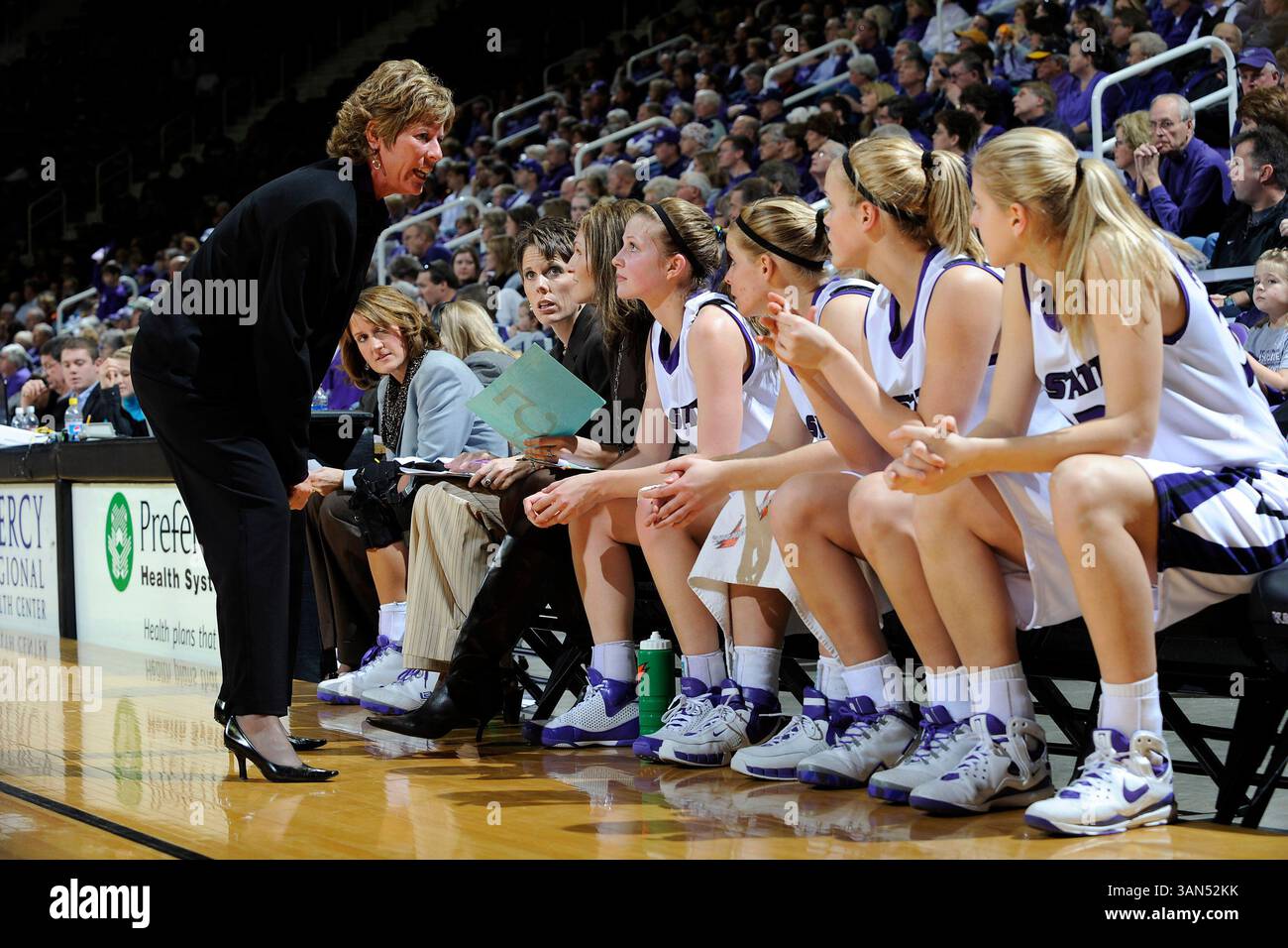 17 gennaio 2009: Il capo-allenatore Deb Patterson (R) dei Kansas State Wildcats parla con i suoi giocatori in panchina durante il primo tempo contro gli Iowa State Cyclones al Bramlage Coliseum di Manhattan, Kansas. Kansas State ha vinto 59-52.(immagine di credito: © Peter Aiken/Cal Sport Media) Foto Stock