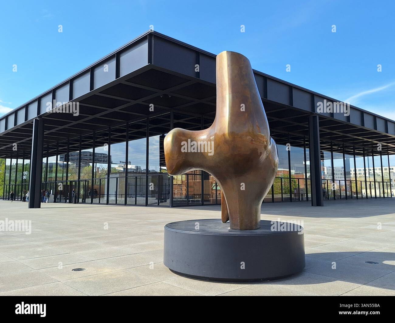 La scultura d'oro Henry Moore - pezzo a tre vie n. 2: Archer si trova all'ingresso anteriore del Neue Nationalgalerie, museo di arte moderna di Berlino. Foto Stock