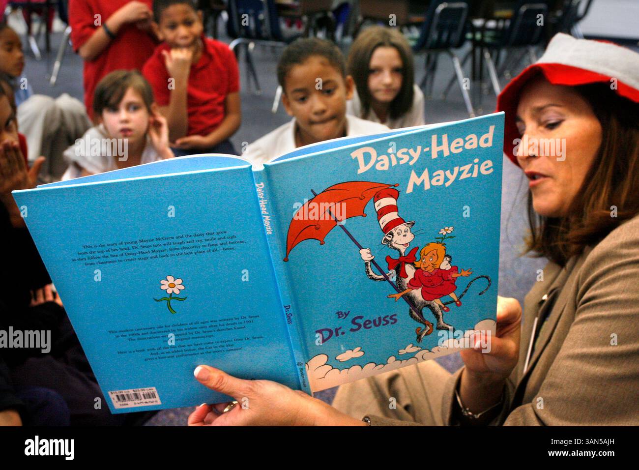 26 febbraio 2010 - largo, Florida, USA - DOUGLAS R. CLIFFORD | Times. NP 319539 CLIF SEUSS 2 MARTEDÌ (3/2/2010) Robin Wikle (CQ), membro del Consiglio scolastico della contea di CLEARWATER Pinellas, 47, a destra, legge il Dott. Seuss' Daisy-Head Mayzie al martedì di seconda elementare di Cathie Foster come narratore volontario alla Eisenhower Elementary School di Clearwater. Wikle festeggia il suo compleanno con lo scrittore e fumettista americano Theodor Seuss Geisel, nato il 2 marzo 1904. Geisel divenne famoso per i suoi libri per bambini scritti sotto lo pseudonimo di Dr. Seuss. Ha pubblicato oltre 60 libri per bambini, che erano spesso charac Foto Stock
