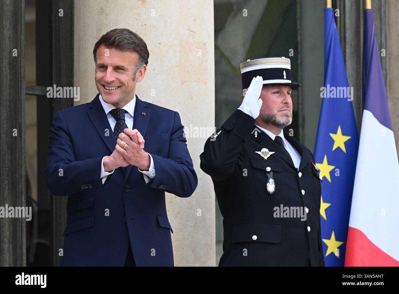 Parigi, Francia. 14 aprile 2025. Il presidente della Repubblica, Emmanuel Macron, che ha ricevuto il presidente della regione autonoma del Kurdistan iracheno, Netchirvan Barzani per un pranzo di lavoro, è sfidato da un giornalista curdo al Palazzo Elysee, 14 aprile 2025 - 14/04/2025 - Francia/Ile-de-France (regione)/Parigi - Julien Mattia/le Pictorium credito: Le PICTORIUM/Alamy Live News Foto Stock