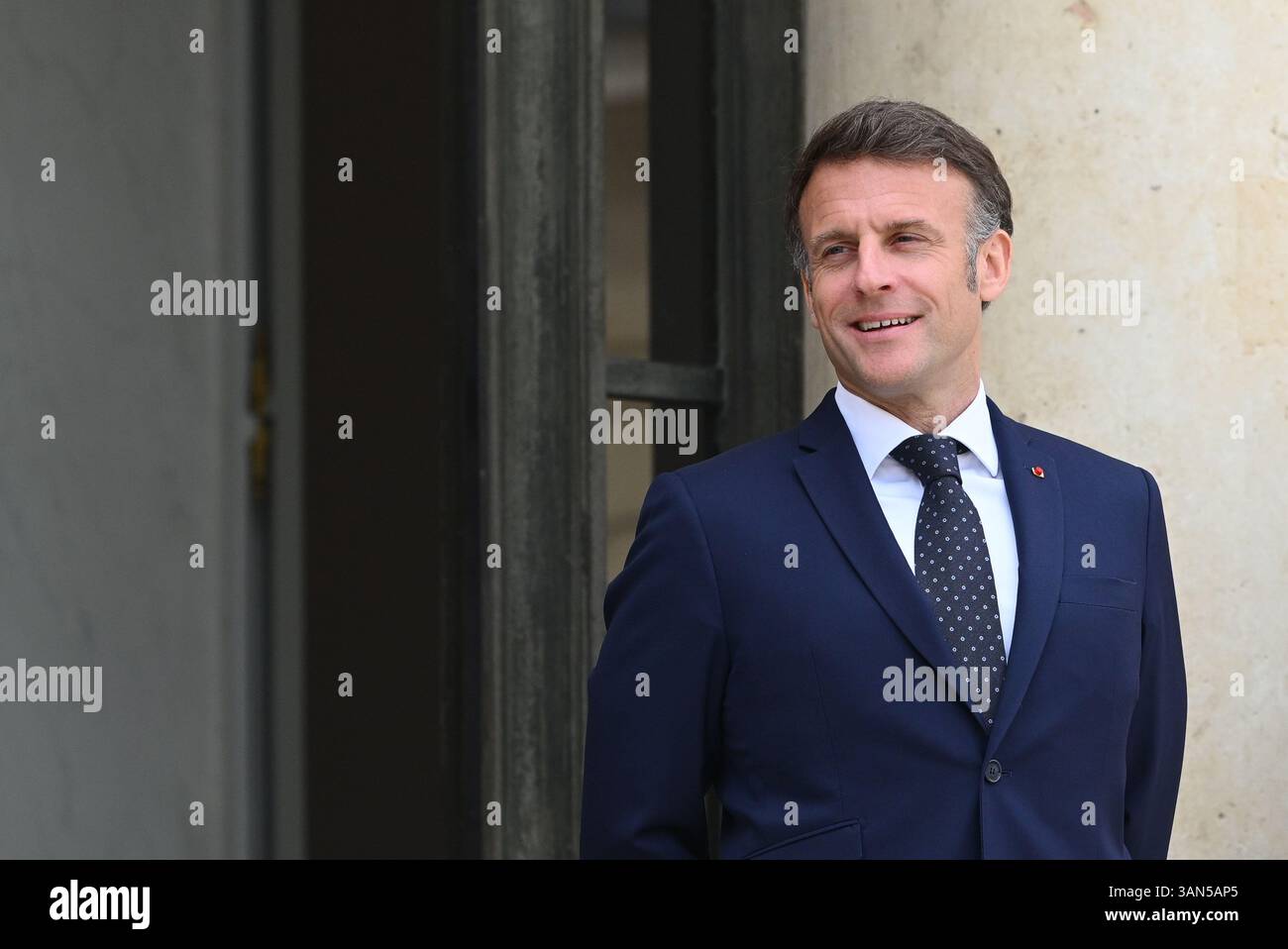Parigi, Francia. 14 aprile 2025. Il presidente della Repubblica, Emmanuel Macron, che ha ricevuto il presidente della regione autonoma del Kurdistan iracheno, Netchirvan Barzani per un pranzo di lavoro, è sfidato da un giornalista curdo al Palazzo Elysee, 14 aprile 2025 - 14/04/2025 - Francia/Ile-de-France (regione)/Parigi - Julien Mattia/le Pictorium credito: Le PICTORIUM/Alamy Live News Foto Stock