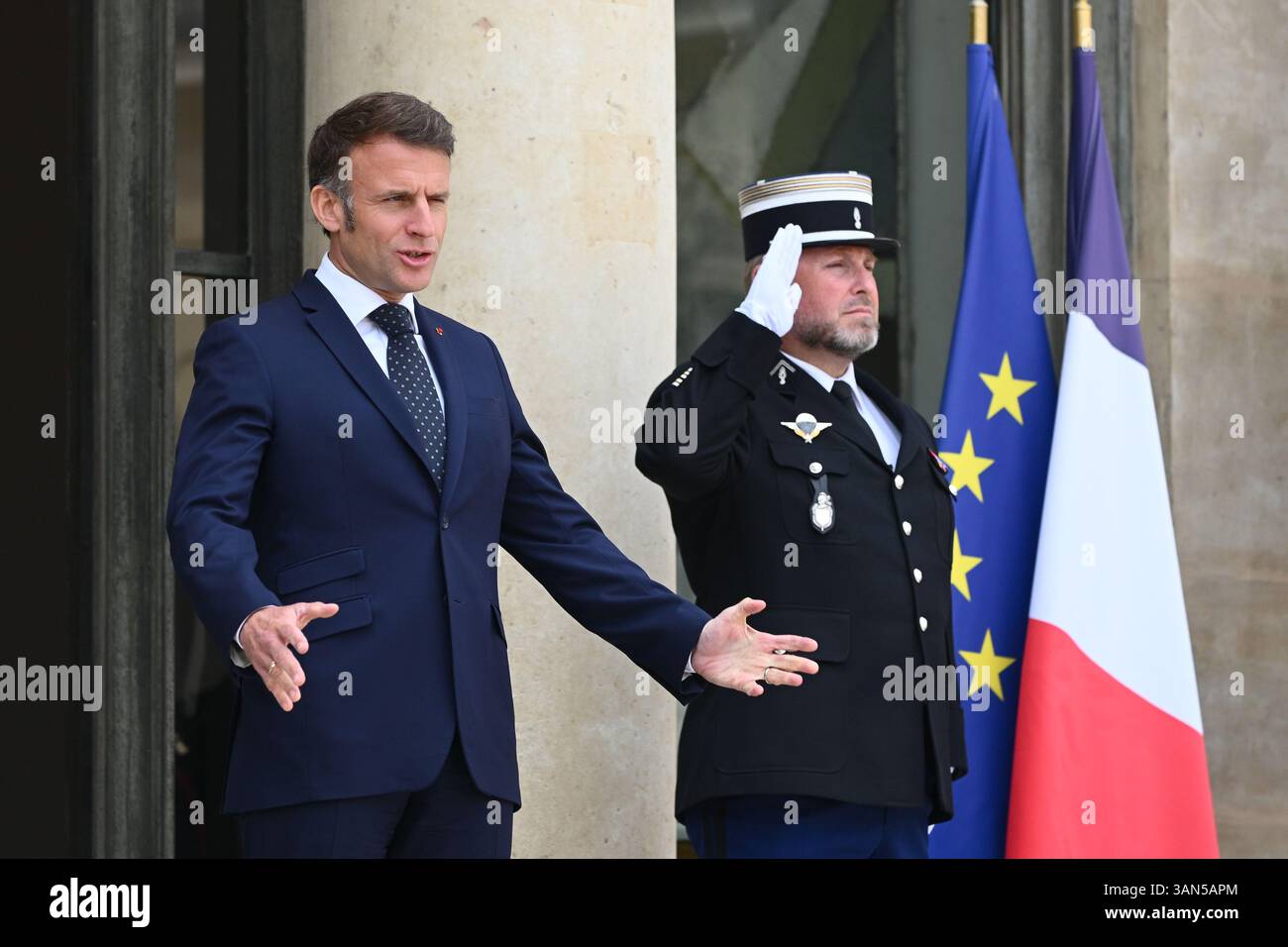 Parigi, Francia. 14 aprile 2025. Il presidente della Repubblica, Emmanuel Macron, che ha ricevuto il presidente della regione autonoma del Kurdistan iracheno, Netchirvan Barzani per un pranzo di lavoro, è sfidato da un giornalista curdo al Palazzo Elysee, 14 aprile 2025 - 14/04/2025 - Francia/Ile-de-France (regione)/Parigi - Julien Mattia/le Pictorium credito: Le PICTORIUM/Alamy Live News Foto Stock