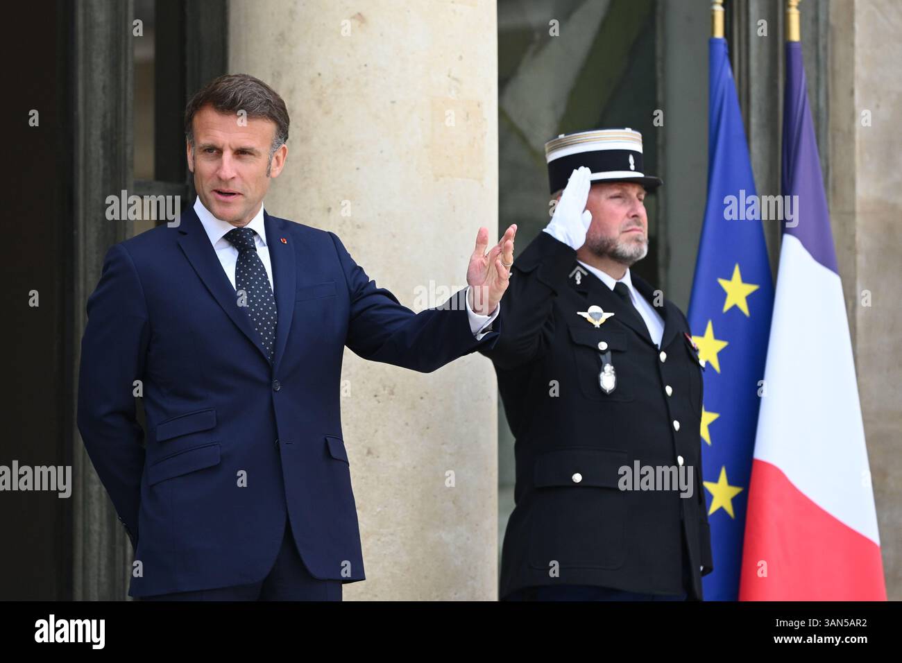 Parigi, Francia. 14 aprile 2025. Il presidente della Repubblica, Emmanuel Macron, che ha ricevuto il presidente della regione autonoma del Kurdistan iracheno, Netchirvan Barzani per un pranzo di lavoro, è sfidato da un giornalista curdo al Palazzo Elysee, 14 aprile 2025 - 14/04/2025 - Francia/Ile-de-France (regione)/Parigi - Julien Mattia/le Pictorium credito: Le PICTORIUM/Alamy Live News Foto Stock