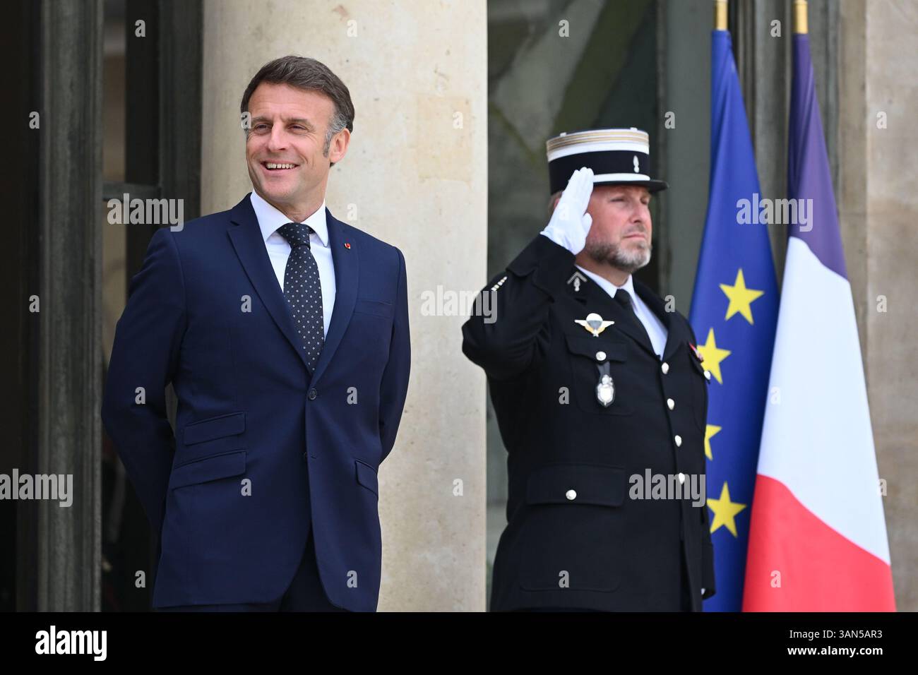 Parigi, Francia. 14 aprile 2025. Il presidente della Repubblica, Emmanuel Macron, che ha ricevuto il presidente della regione autonoma del Kurdistan iracheno, Netchirvan Barzani per un pranzo di lavoro, è sfidato da un giornalista curdo al Palazzo Elysee, 14 aprile 2025 - 14/04/2025 - Francia/Ile-de-France (regione)/Parigi - Julien Mattia/le Pictorium credito: Le PICTORIUM/Alamy Live News Foto Stock