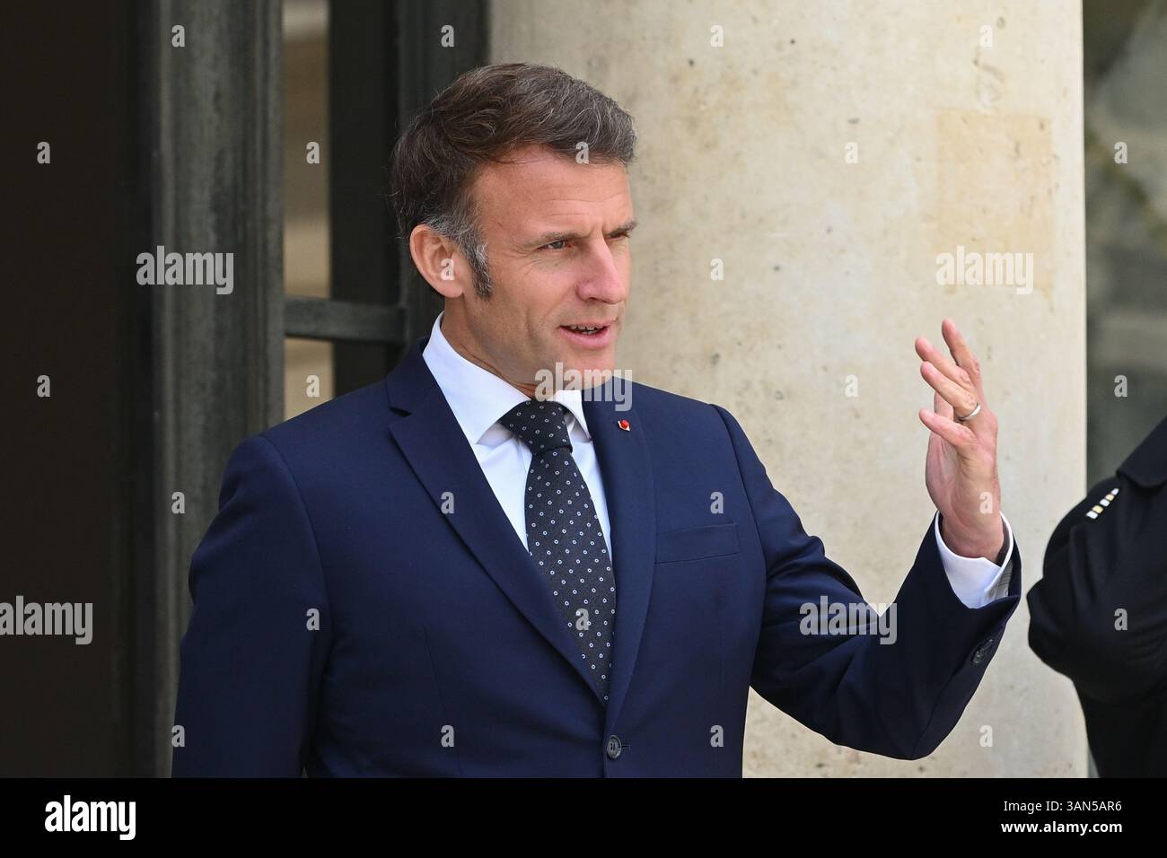 Parigi, Francia. 14 aprile 2025. Il presidente della Repubblica, Emmanuel Macron, che ha ricevuto il presidente della regione autonoma del Kurdistan iracheno, Netchirvan Barzani per un pranzo di lavoro, è sfidato da un giornalista curdo al Palazzo Elysee, 14 aprile 2025 - 14/04/2025 - Francia/Ile-de-France (regione)/Parigi - Julien Mattia/le Pictorium credito: Le PICTORIUM/Alamy Live News Foto Stock