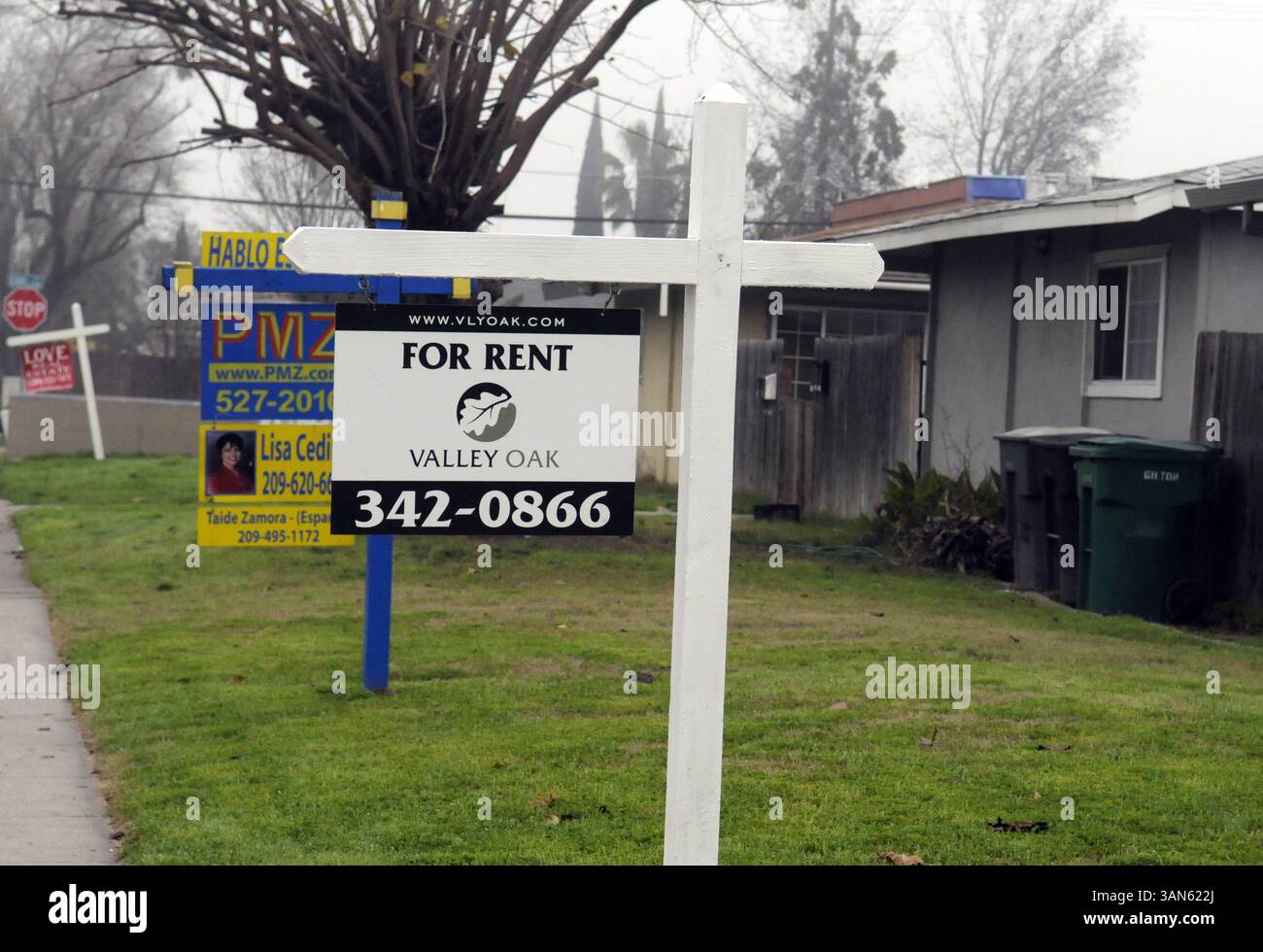 4 gennaio 2010 - Modesto, California, Stati Uniti - (BRIAN RAMSAY / bramsay@modbee.com) - segni immobiliari sono visibili su Strivens Ave. A Modesto, California. I dati del censimento mostrano che questo quartiere di Modesto ha quasi un quinto delle sue case vacanti. 4 dicembre 2011. (Immagine di credito: © Brian Ramsay/Modesto Bee/ZUMAPRESS.com) Foto Stock