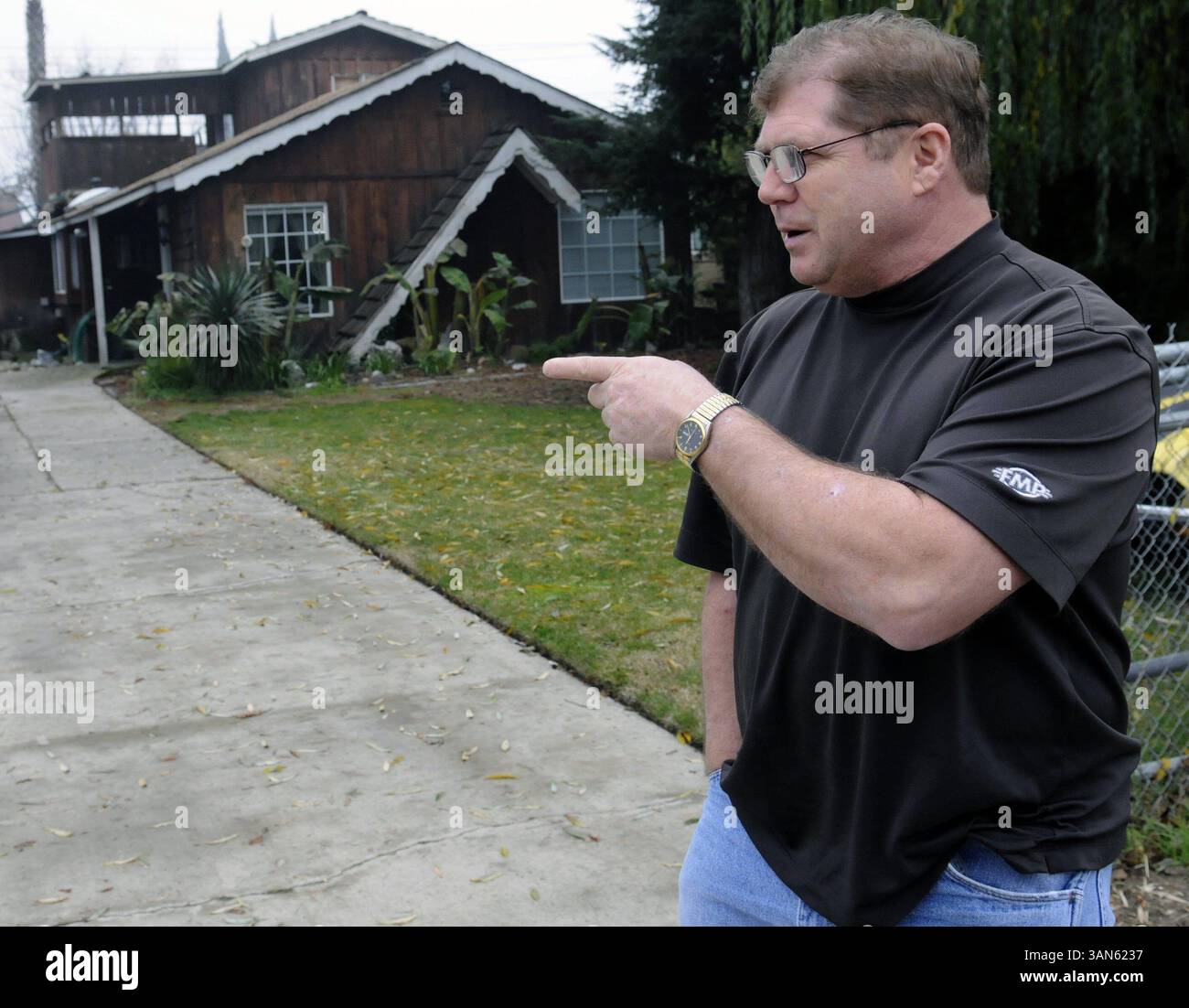 4 gennaio 2010 - Modesto, California, Stati Uniti - (BRIAN RAMSAY / bramsay@modbee.com) - il proprietario di casa John McLaughlin, 52 anni, di Modesto discute la tariffa delle case vacanti nel suo quartiere su Strivens Ave. A Modesto, California. I dati del censimento mostrano che questo quartiere di Modesto ha quasi un quinto delle sue case vacanti. 4 dicembre 2011. (Immagine di credito: © Brian Ramsay/Modesto Bee/ZUMAPRESS.com) Foto Stock
