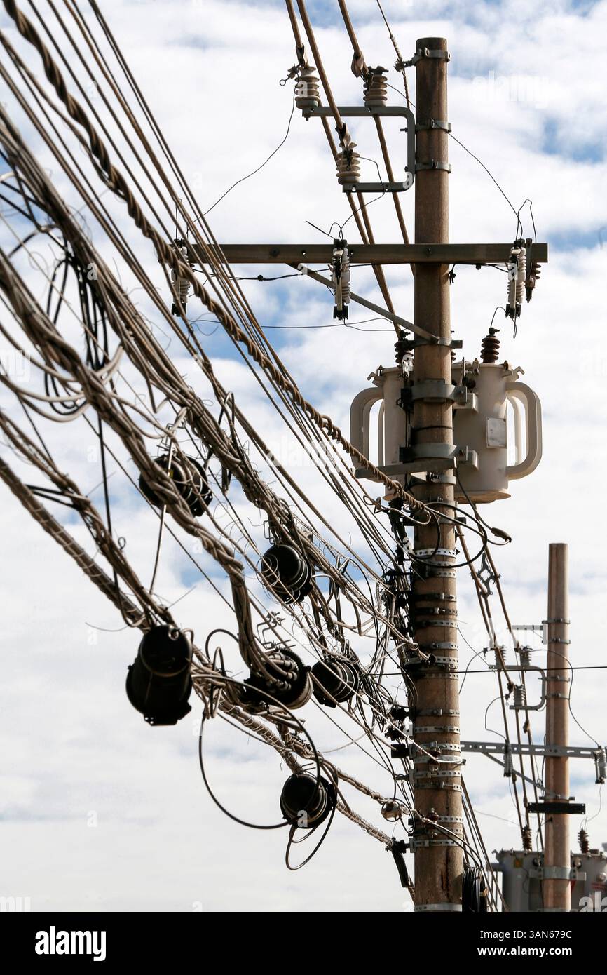 Distribuzione disordinata dei cavi del trasformatore e della linea elettrica su Alphaville, San Paolo, Brasile Foto Stock