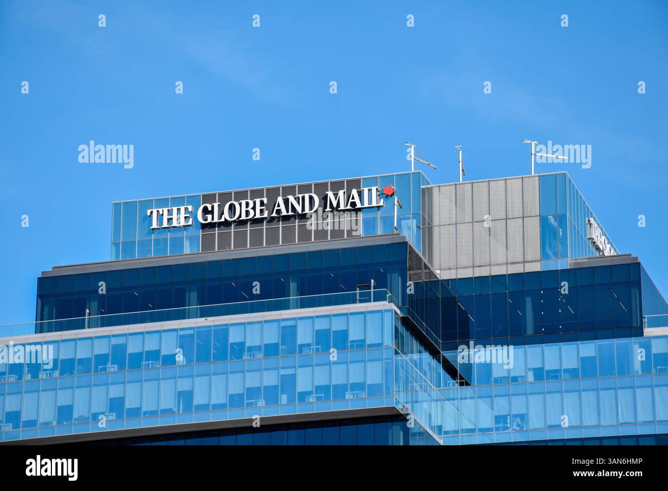 Il cartello Globe and mail su un edificio nel centro di Toronto, Ontario Canada, il 5 ottobre 2024 Foto Stock