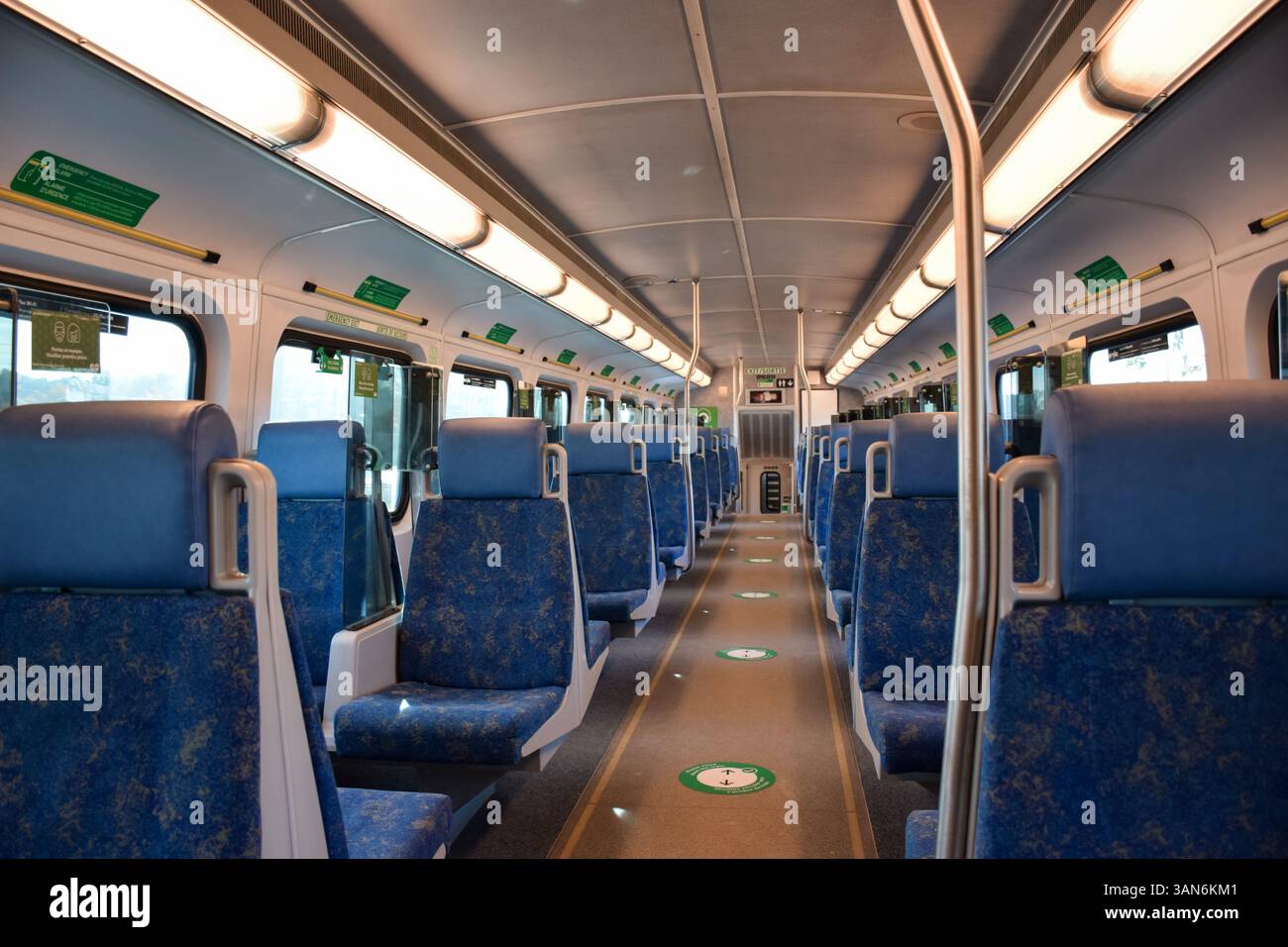 Aurora, Ontario, Canada - 30 ottobre 2022: Posti vuoti sul treno GO Foto Stock