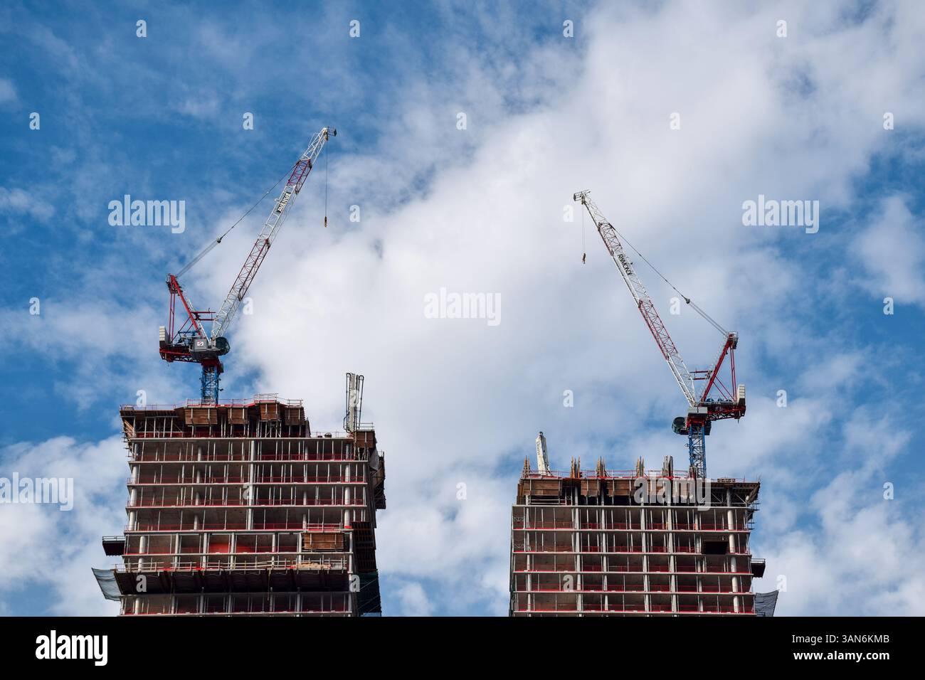 Toronto, Ontario, Canada - 30 ottobre 2022: Costruzione di nuovi grattacieli nel centro della città Foto Stock