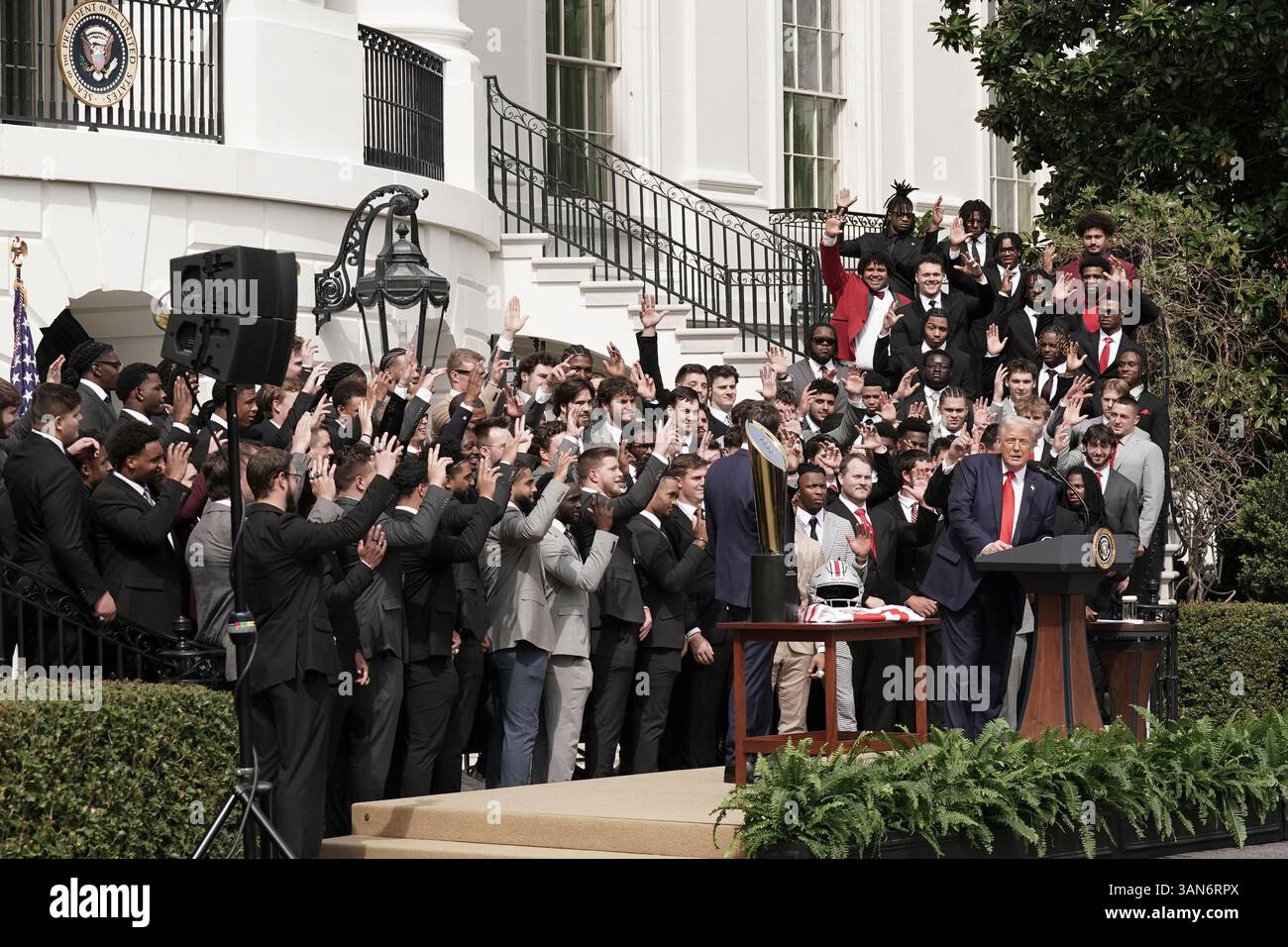 Washington, Stati Uniti. 14 aprile 2025. Il presidente Trump è visitato dai 2025 College Football National Champions - l'Ohio State University sul South Lawn della Casa Bianca a Washington DC lunedì 14 aprile 2025. Foto di Ken Cedeno/Pool/Sipa USA credito: SIPA USA/Alamy Live News Foto Stock