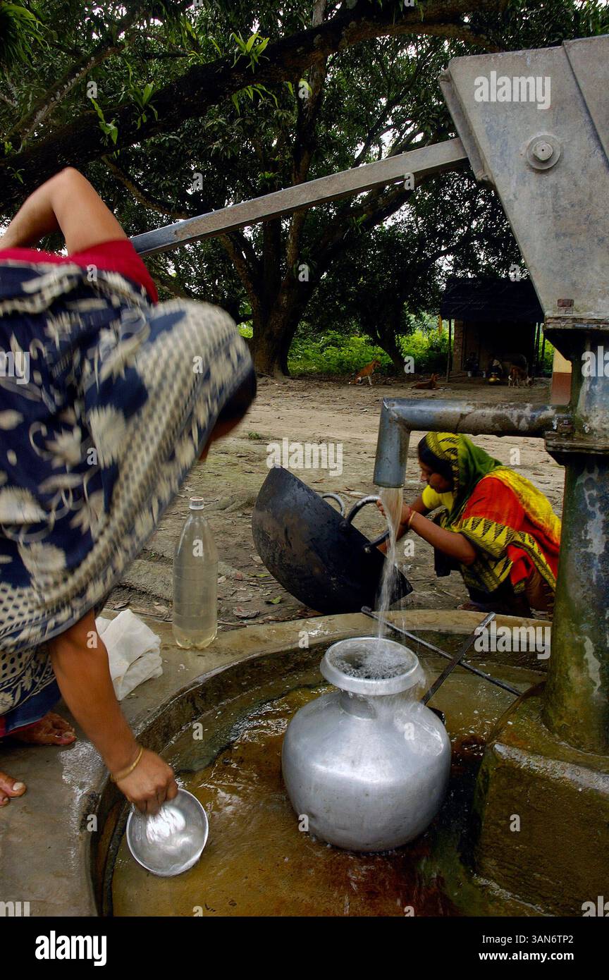 1 ottobre 2008 - Kolsur, Bengala Occidentale, India - ASHA DEVI e RABIA KHATUN raccolgono l'acqua di pozzo della pompa a mano per uso domestico. Si ritiene che oltre 70 milioni di persone nell'India orientale e in Bangladesh siano esposte a livelli dannosi di arsenico nell'acqua e nel riso che consumano quotidianamente. I ricercatori ritengono che un abitante su cento in questa zona sia vicino alla morte per avvelenamento da arsenico causato dalla contaminazione geologica delle acque sotterranee con arsenico. (Immagine di credito: © Prasanta Biswas/ZUMA Press) Foto Stock