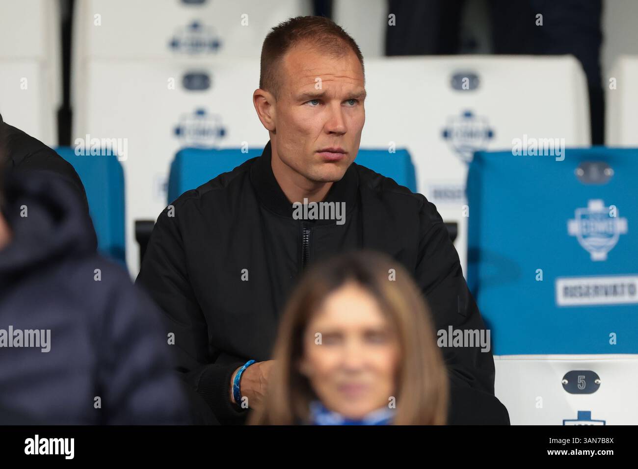 Como, Italia. 13 aprile 2025. Holger Badstuber ex calciatore tedesco guarda dalla tribuna prima della partita di serie A Como 1907 contro Torino allo Stadio Giuseppe Sinigaglia, Como. Il credito per immagini dovrebbe essere: Jonathan Moscrop/Sportimage Credit: Sportimage Ltd/Alamy Live News Foto Stock