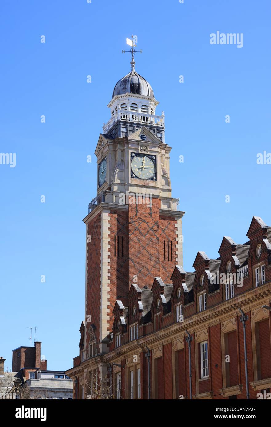 Torre dell'orologio del Municipio di Leicester, costruita in stile Queen Anne nel 1875 sul sito di un vecchio mercato del bestiame. Foto Stock