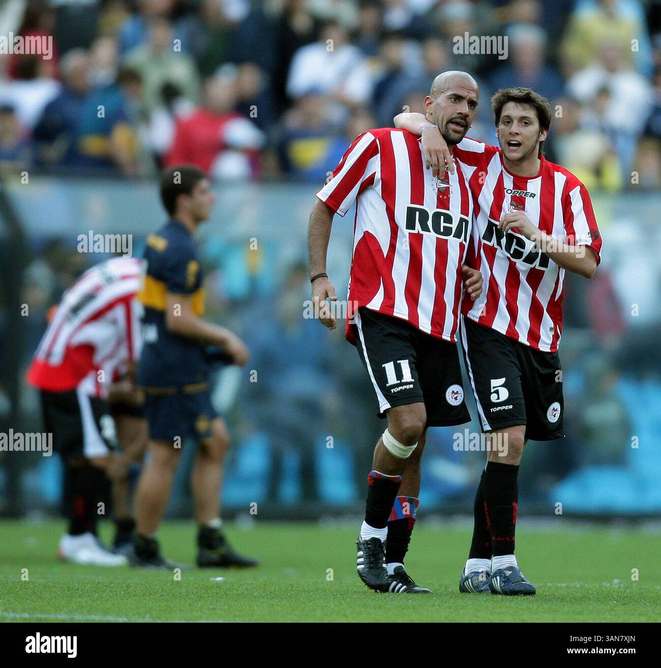 Juan Sebastian Veron (C) e Matias Sanchez (R) dell'Estudiantes festeggiano alla fine la partita di prima divisione argentina contro il Boca Juniors, allo stadio la Bombonera, a Buenos Aires, Argentina, il 5 ottobre 2008. L'Estudiantes ha vinto 2-1. ( Foto di Alejandro PAGNI/PHOTOXPHOTO) (immagine di credito: © Cal Sport Media/ZUMA Press) Foto Stock