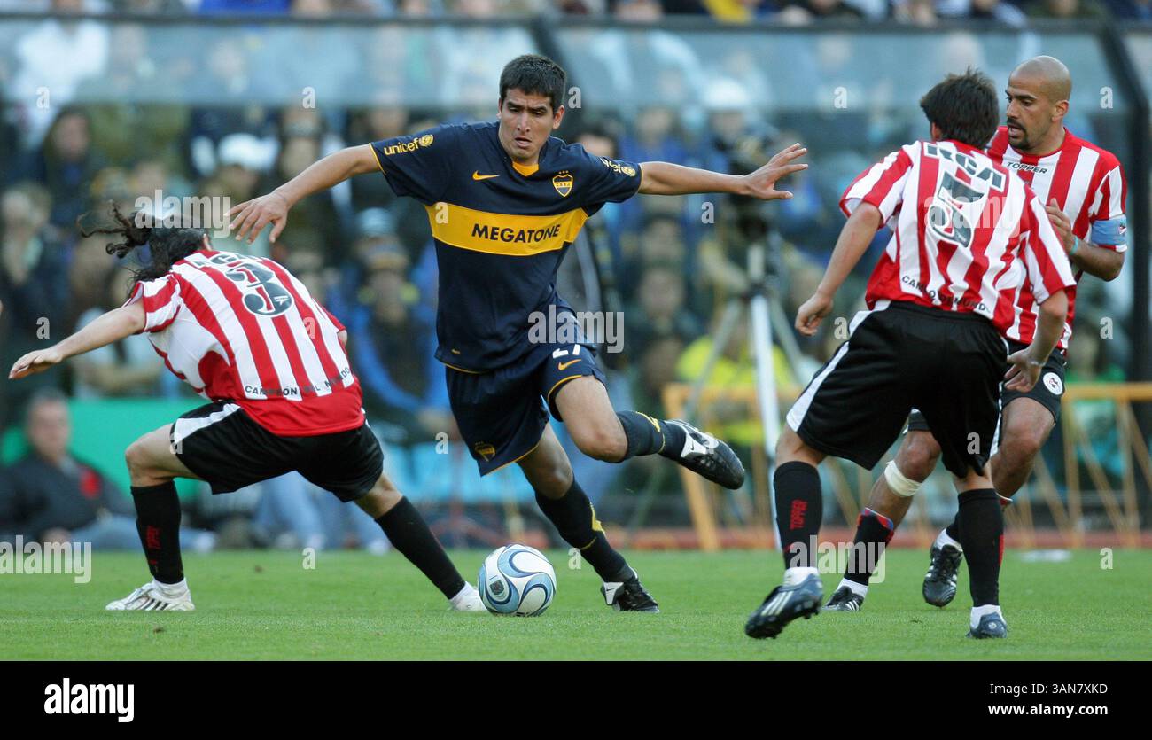 Lucas Viatri (C) del Boca Juniors si batte per il ballo con Cristian Cellay (L), Matias Sanchez e Juan Sebastian Veron (R) dell'Estudiantes, durante la loro partita di prima divisione argentina, allo stadio la Bombonera, a Buenos Aires, Argentina, il 5 ottobre 2008. L'Estudiantes ha vinto 2-1. ( Foto di Alejandro PAGNI/PHOTOXPHOTO) (immagine di credito: © Cal Sport Media/ZUMA Press) Foto Stock