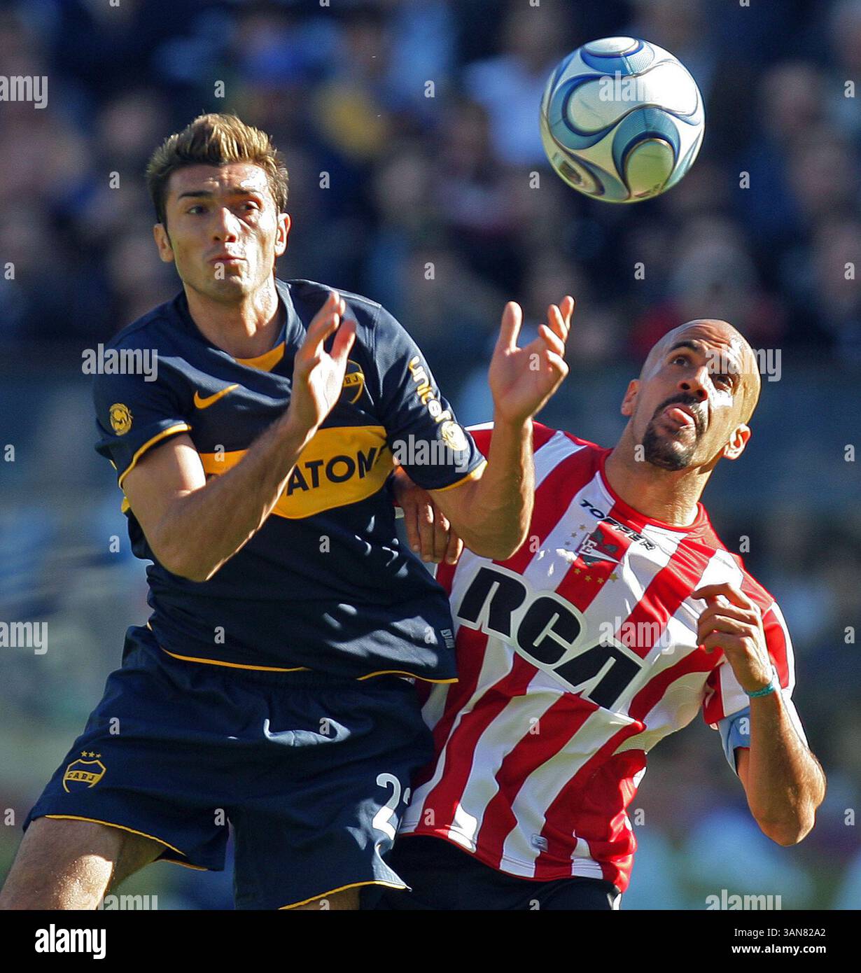 Jesus Datolo (L) del Boca Juniors si batte per la palla con Juan Sebastian Veron dell'Estudiantes, durante la loro partita di calcio in prima divisione argentina, allo stadio la Bombonera, a Buenos Aires, Argentina, il 5 ottobre 2008. L'Estudiantes ha vinto 2-1. ( Foto di Alejandro PAGNI/PHOTOXPHOTO) (immagine di credito: © Cal Sport Media/ZUMA Press) Foto Stock