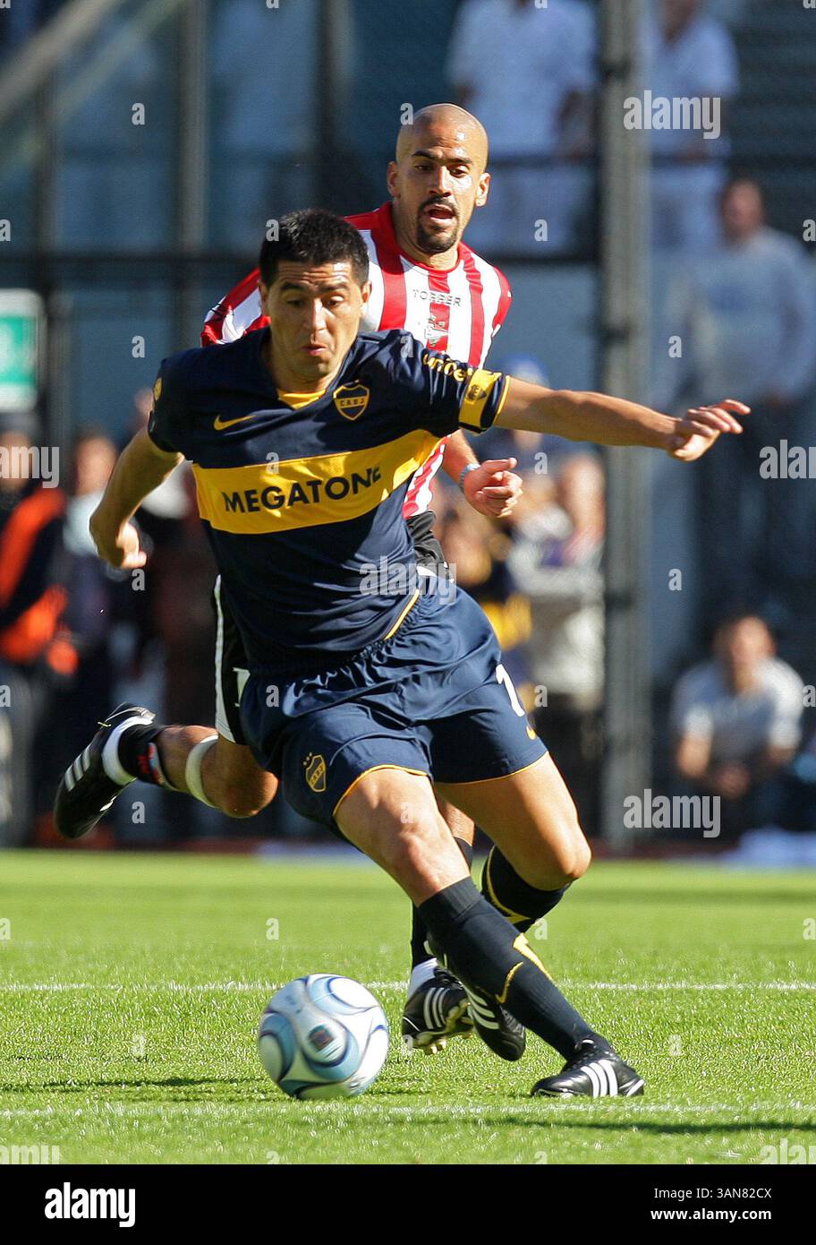 Juan Roman Riquelme (davanti) del Boca Juniors si batte per il pallone davanti a Juan Sebastian Veron dell'Estudiantes, durante la loro partita di calcio in prima divisione argentina, allo stadio la Bombonera, a Buenos Aires, Argentina, il 5 ottobre 2008. L'Estudiantes ha vinto 2-1. ( Foto di Alejandro PAGNI/PHOTOXPHOTO) (immagine di credito: © Cal Sport Media/ZUMA Press) Foto Stock