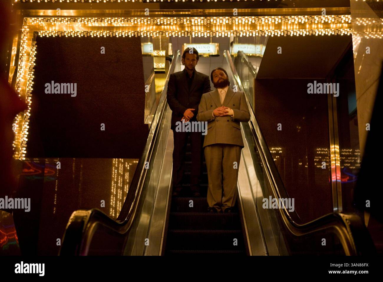 67th Annual Golden Globes di HFPA - 2010 - miglior film - Commedia o Musical. DATA DI RILASCIO: 5 giugno 2009. TITOLO DEL FILM: Tthe Hangover. STUDIO: Legendary Pictures TRAMA: Una commedia ambientata a Las Vegas incentrata su tre groom che perdono il loro compagno di matrimonio durante le loro disavventure ubriache, devono poi ripercorrere i loro passi per trovarlo. NELLA FOTO: BRADLEY COOPER nel ruolo di Phil Wenneck, ZACH GALIFIANAKIS nel ruolo di Alan Garner. Foto Stock