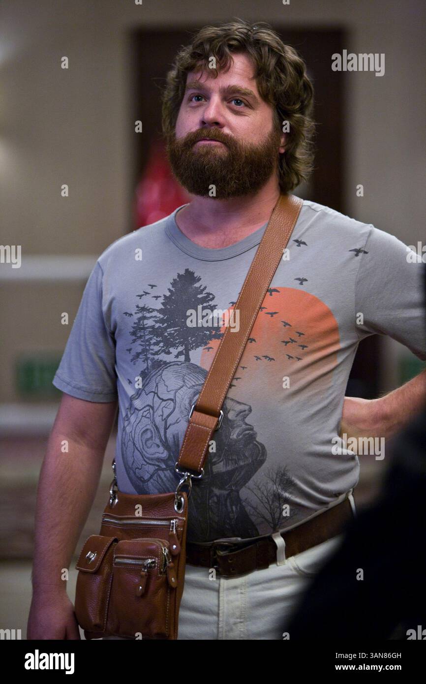 67th Annual Golden Globes di HFPA - 2010 - miglior film - Commedia o Musical. DATA DI RILASCIO: 5 giugno 2009. TITOLO DEL FILM: Tthe Hangover. STUDIO: Legendary Pictures TRAMA: Una commedia ambientata a Las Vegas incentrata su tre groom che perdono il loro compagno di matrimonio durante le loro disavventure ubriache, devono poi ripercorrere i loro passi per trovarlo. NELLA FOTO: ZACH GALIFIANAKIS nel ruolo di Alan Garner. Foto Stock