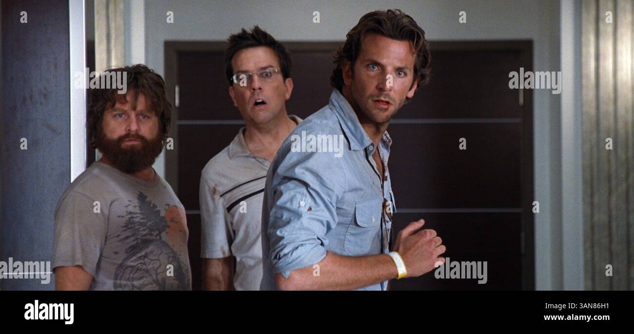 67th Annual Golden Globes di HFPA - 2010 - miglior film - Commedia o Musical. DATA DI RILASCIO: 5 giugno 2009. TITOLO DEL FILM: Tthe Hangover. STUDIO: Legendary Pictures TRAMA: Una commedia ambientata a Las Vegas incentrata su tre groom che perdono il loro compagno di matrimonio durante le loro disavventure ubriache, devono poi ripercorrere i loro passi per trovarlo. NELLA FOTO: BRADLEY COOPER nel ruolo di Phil Wenneck, ed HELMS nel ruolo di Stu Price, ZACH GALIFIANAKIS nel ruolo di Alan Garner. Foto Stock