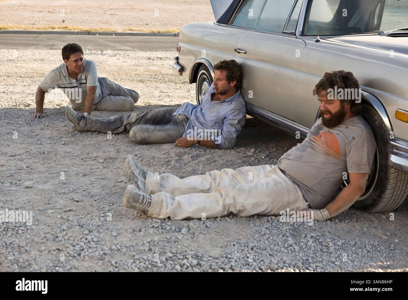 67th Annual Golden Globes di HFPA - 2010 - miglior film - Commedia o Musical. DATA DI RILASCIO: 5 giugno 2009. TITOLO DEL FILM: Tthe Hangover. STUDIO: Legendary Pictures TRAMA: Una commedia ambientata a Las Vegas incentrata su tre groom che perdono il loro compagno di matrimonio durante le loro disavventure ubriache, devono poi ripercorrere i loro passi per trovarlo. NELLA FOTO: BRADLEY COOPER nel ruolo di Phil Wenneck, ed HELMS nel ruolo di Stu Price, ZACH GALIFIANAKIS nel ruolo di Alan Garner. Foto Stock