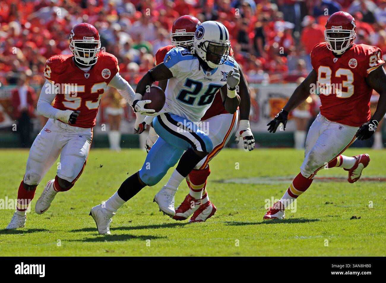 19 ottobre 2008 - Kansas City, Missouri..il running back Chris Johnson n. 28 dei Tennessee Titans si precipita davanti ai difensori Pat Thomas n. 53 e Tank Tyler n. 93 dei Kansas City Chiefs per un primo down nel secondo quarto all'Arrowhead Stadium di Kansas City, Missouri il 19 ottobre 2008...Peter G. Aiken/CSM. (Immagine di credito: © Cal Sport Media/ZUMA Press) Foto Stock