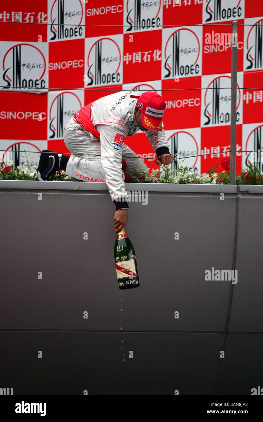 Il vincitore della gara Lewis Hamilton (GBR) McLaren sul podio...Campionato del mondo di Formula 1, Rd17, Gran Premio di Cina, Race Day, circuito internazionale di Shanghai, Shanghai, Cina, domenica 19 ottobre 2008. Foto Stock