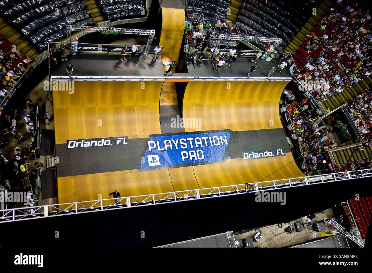 18 ottobre 2008, AST Dew Tour, Orlando, Florida. . Una vista dall'alto delle finali di PlayStation Pro Skate Vert all'Amway Arena. (Immagine di credito: © Cal Sport Media/ZUMA Press) Foto Stock