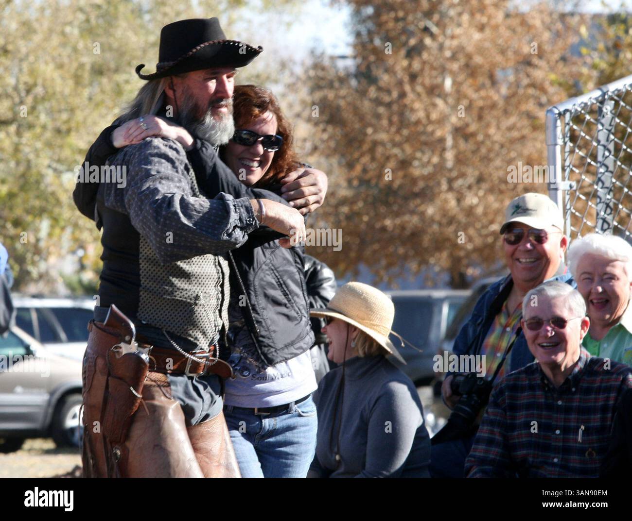 26 ottobre 2008 - Williams, Arizona, Stati Uniti - c'è tempo per una lotta con la pistola e un abbraccio da un cowboy prima di salire su un treno per il South Rim del GRAND CANYON. Un treno d'epoca giornaliero parte da Williams, Az. Al Grand Canyon. (Immagine di credito: © Barry Sweet/ZUMA Press) Foto Stock