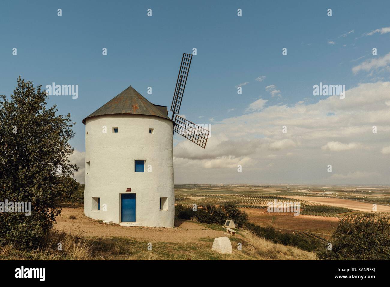 I mulini Serranilla del XX secolo che hanno ispirato Cervantes in Don Chisciotte de la Mancha, Puerto Lapice, Ciudad Real, Castilla la Mancha, Spagna, Europa. Foto Stock I mulini Serranilla del XX secolo che hanno ispirato Cervantes in Don Chisciotte de la Mancha, Puerto Lapice, Ciudad Real, Castilla la Mancha, Spagna, Europa. Foto Stock