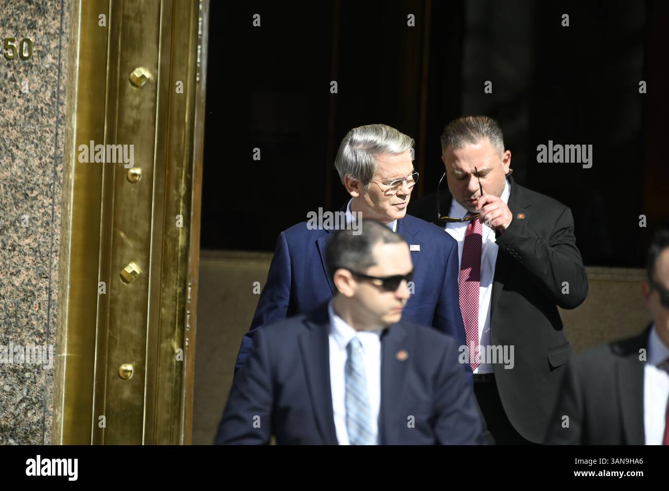 Buenos Aires, Argentina – 14 aprile 2025: Scott Bessent, Segretario del Tesoro sotto l'amministrazione di Donald Trump, arriva a Buenos Aires per un incontro con il presidente Javier Milei. La sua visita coincide con il primo giorno dell'Argentina che revoca i controlli valutari dopo anni di restrizioni finanziarie. L'incontro dovrebbe includere discussioni su un potenziale prestito garantito dagli Stati Uniti e l'attuazione del nuovo programma economico argentino, annunciato insieme a un rinnovato accordo con il Fondo monetario Internazionale. Crediti: UNAR Photo/Alamy Live News Foto Stock