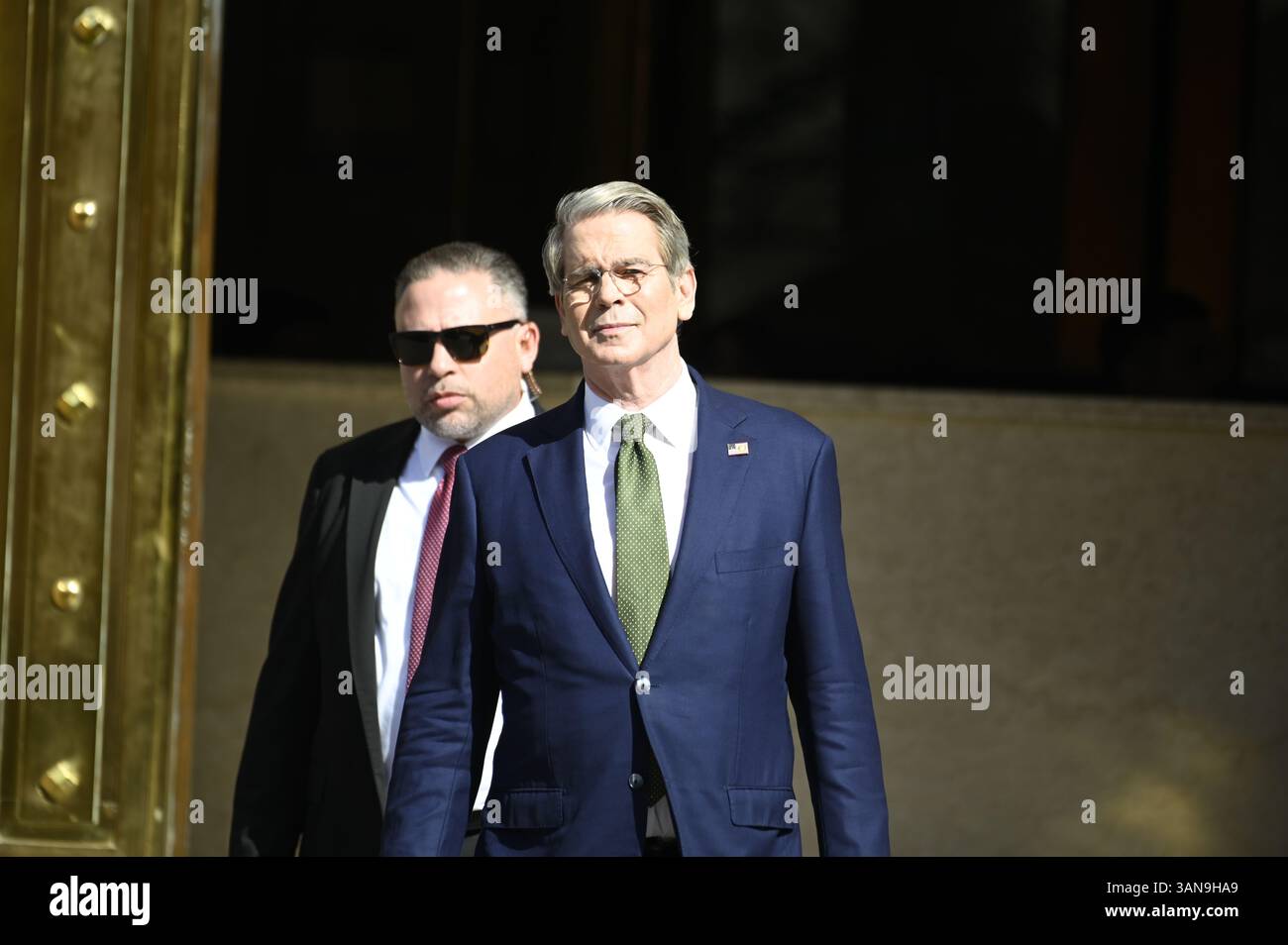 Buenos Aires, Argentina – 14 aprile 2025: Scott Bessent, Segretario del Tesoro sotto l'amministrazione di Donald Trump, arriva a Buenos Aires per un incontro con il presidente Javier Milei. La sua visita coincide con il primo giorno dell'Argentina che revoca i controlli valutari dopo anni di restrizioni finanziarie. L'incontro dovrebbe includere discussioni su un potenziale prestito garantito dagli Stati Uniti e l'attuazione del nuovo programma economico argentino, annunciato insieme a un rinnovato accordo con il Fondo monetario Internazionale. Crediti: UNAR Photo/Alamy Live News Foto Stock