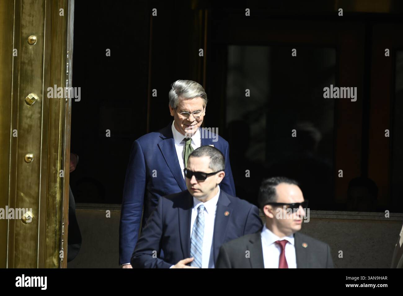 Buenos Aires, Argentina – 14 aprile 2025: Scott Bessent, Segretario del Tesoro sotto l'amministrazione di Donald Trump, arriva a Buenos Aires per un incontro con il presidente Javier Milei. La sua visita coincide con il primo giorno dell'Argentina che revoca i controlli valutari dopo anni di restrizioni finanziarie. L'incontro dovrebbe includere discussioni su un potenziale prestito garantito dagli Stati Uniti e l'attuazione del nuovo programma economico argentino, annunciato insieme a un rinnovato accordo con il Fondo monetario Internazionale. Crediti: UNAR Photo/Alamy Live News Foto Stock