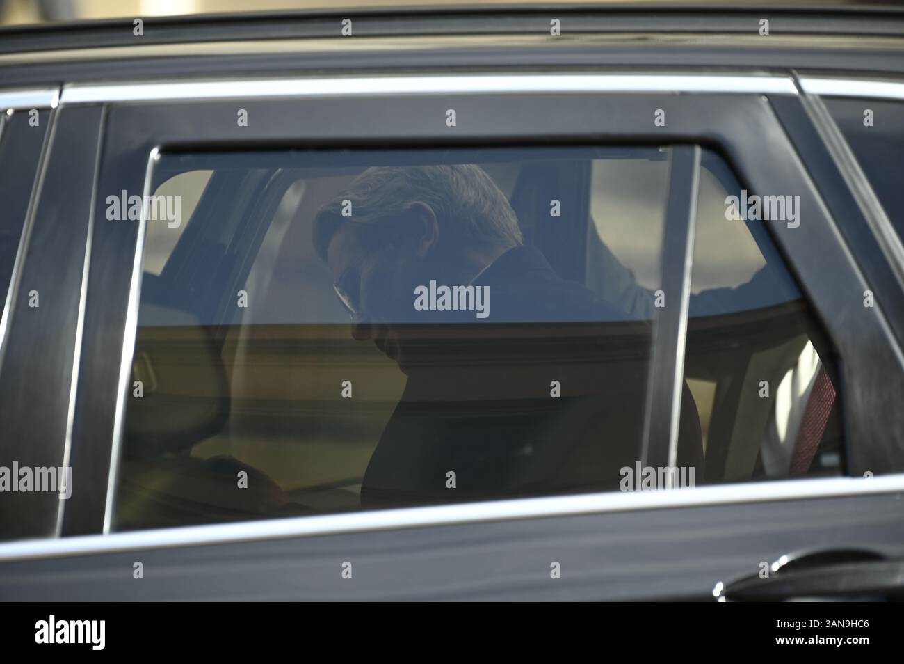 Buenos Aires, Argentina – 14 aprile 2025: Scott Bessent, Segretario del Tesoro sotto l'amministrazione di Donald Trump, arriva a Buenos Aires per un incontro con il presidente Javier Milei. La sua visita coincide con il primo giorno dell'Argentina che revoca i controlli valutari dopo anni di restrizioni finanziarie. L'incontro dovrebbe includere discussioni su un potenziale prestito garantito dagli Stati Uniti e l'attuazione del nuovo programma economico argentino, annunciato insieme a un rinnovato accordo con il Fondo monetario Internazionale. Crediti: UNAR Photo/Alamy Live News Foto Stock