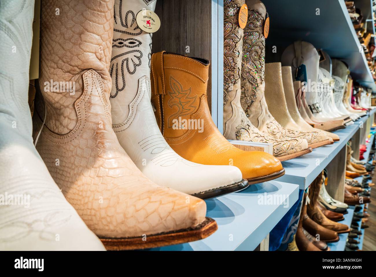 13 ottobre 2023, Nashville, Tennessee: Stivali in stile WESTERN sugli scaffali del negozio di stivali speciali nel centro di Nashville, Tennessee Foto Stock