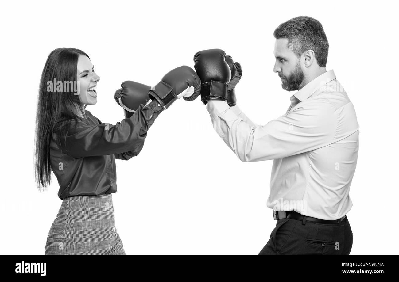 due uomini d'affari che risolvono conflitti d'affari. litigare in ufficio. discussione tra colleghi. conflitto d'affari. uomini d'affari nella boxe Foto Stock