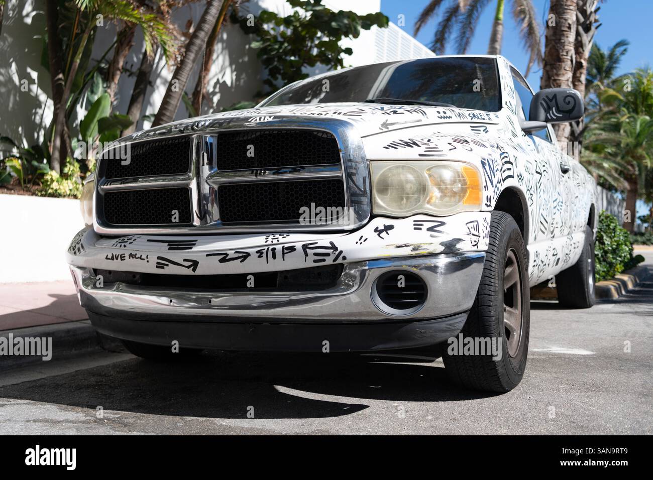 Miami, Florida, Stati Uniti - 22 novembre 2024: Pick-up Dodge RAM, auto tuning. Pick-up di lusso di tipo Dodge RAM. Auto di Dodge RAM parcheggiata all'aperto Foto Stock Miami, Florida, Stati Uniti - 22 novembre 2024: Pick-up Dodge RAM, auto tuning. Pick-up di lusso di tipo Dodge RAM. Auto di Dodge RAM parcheggiata all'aperto Foto Stock