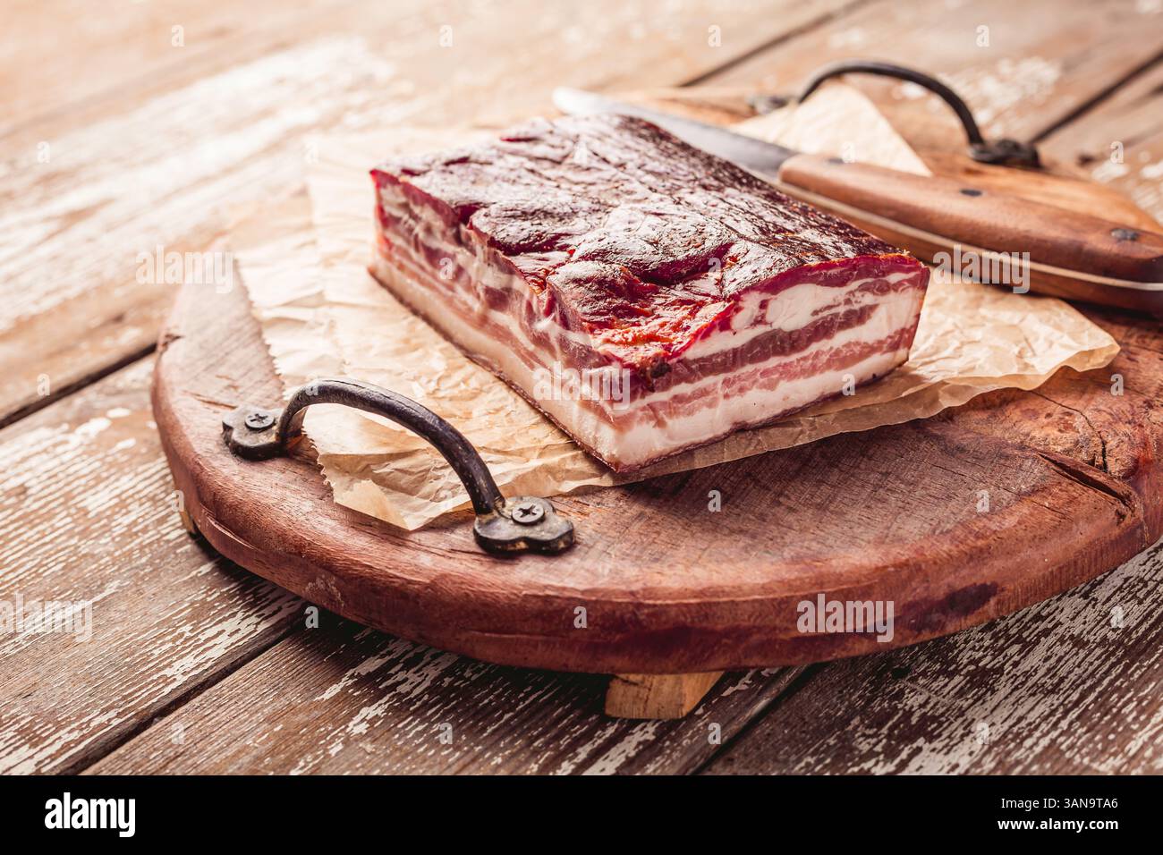Prosciutto della Foresta Nera, pancetta su tavolo da cucina in legno, maiale stagionato a secco Foto Stock